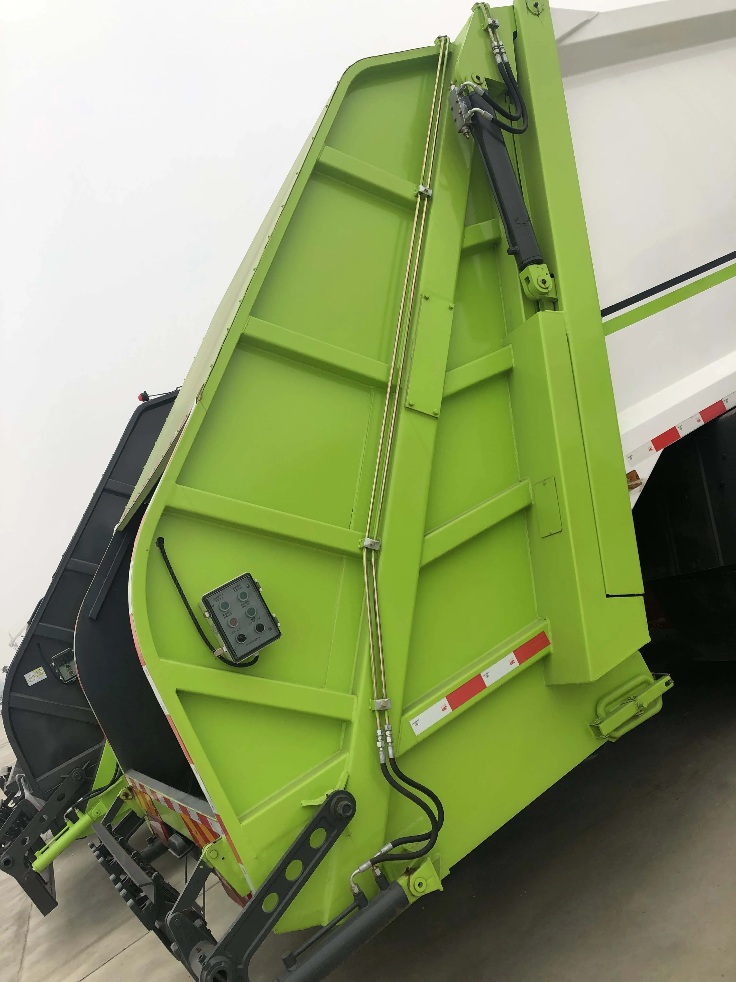 
Dongfeng China Compress Garbage Truck Refuse Compactor 