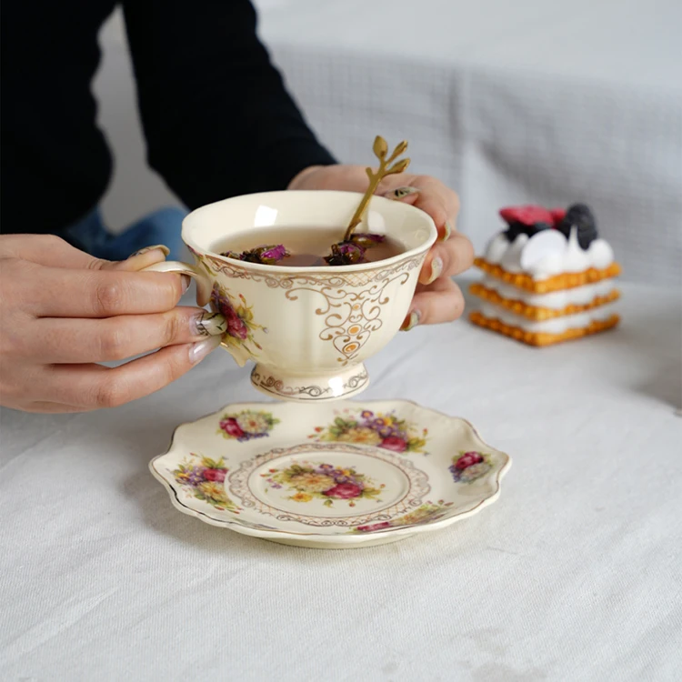 Набор керамических чашек для кофе с золотыми цветами