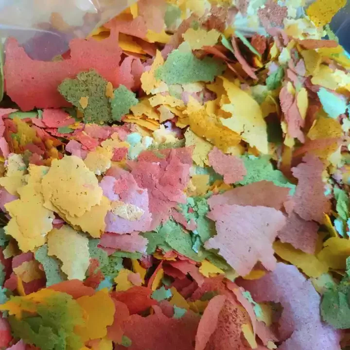 Оптовая продажа декоративные рыбьи пищевые хлопья тропические тонкие ломтики для рыбы еда оптом