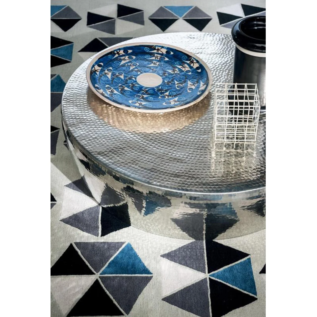 Mayco Living Room Decoration Modern Abstract Wire Metal Tabletop Sculpture with Acrylic Base