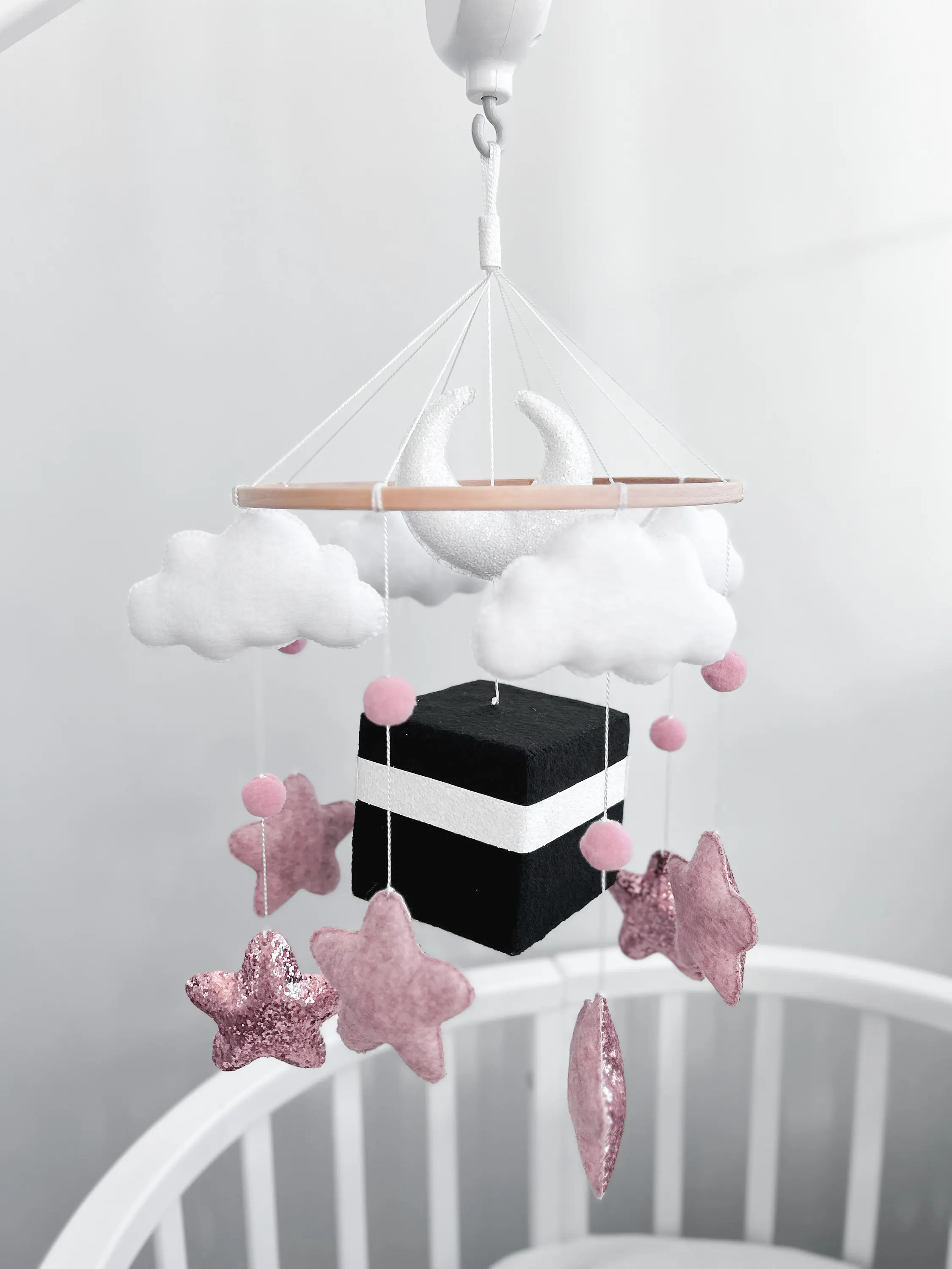 Hot Selling Quran Cube Crib Toy Islamic Baby Cot Mobile Wood Frame Hoop Soft Wool Felt Stuffed Star Cloud Moon Baby Mobile