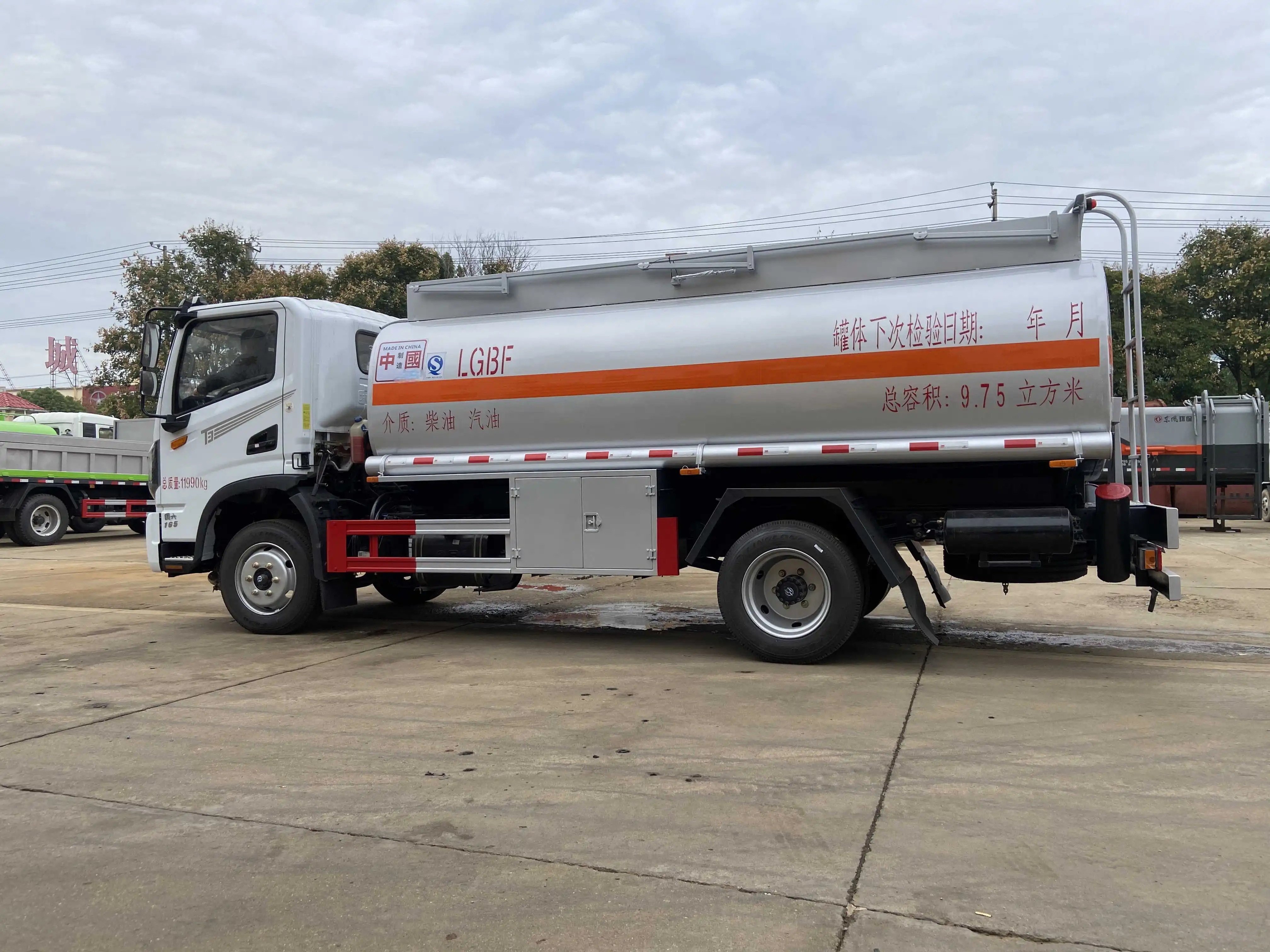 Dongfeng топливный грузовик 4x2 150 л.с. емкость бака 8/10 куб. М