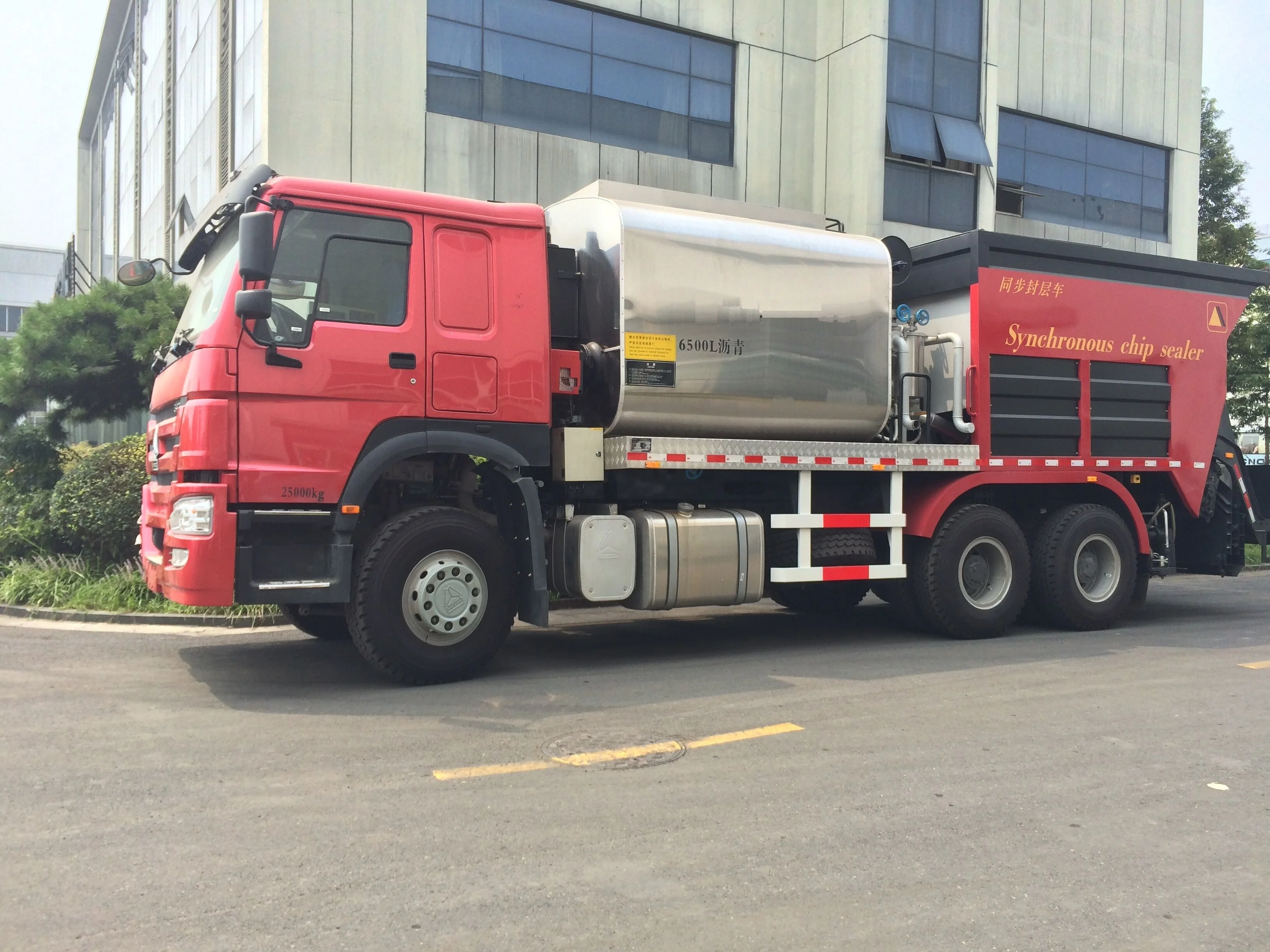 Синхронный чип-герметик SINOTRUK HOWO SSA5255TFC 6x4 336HP