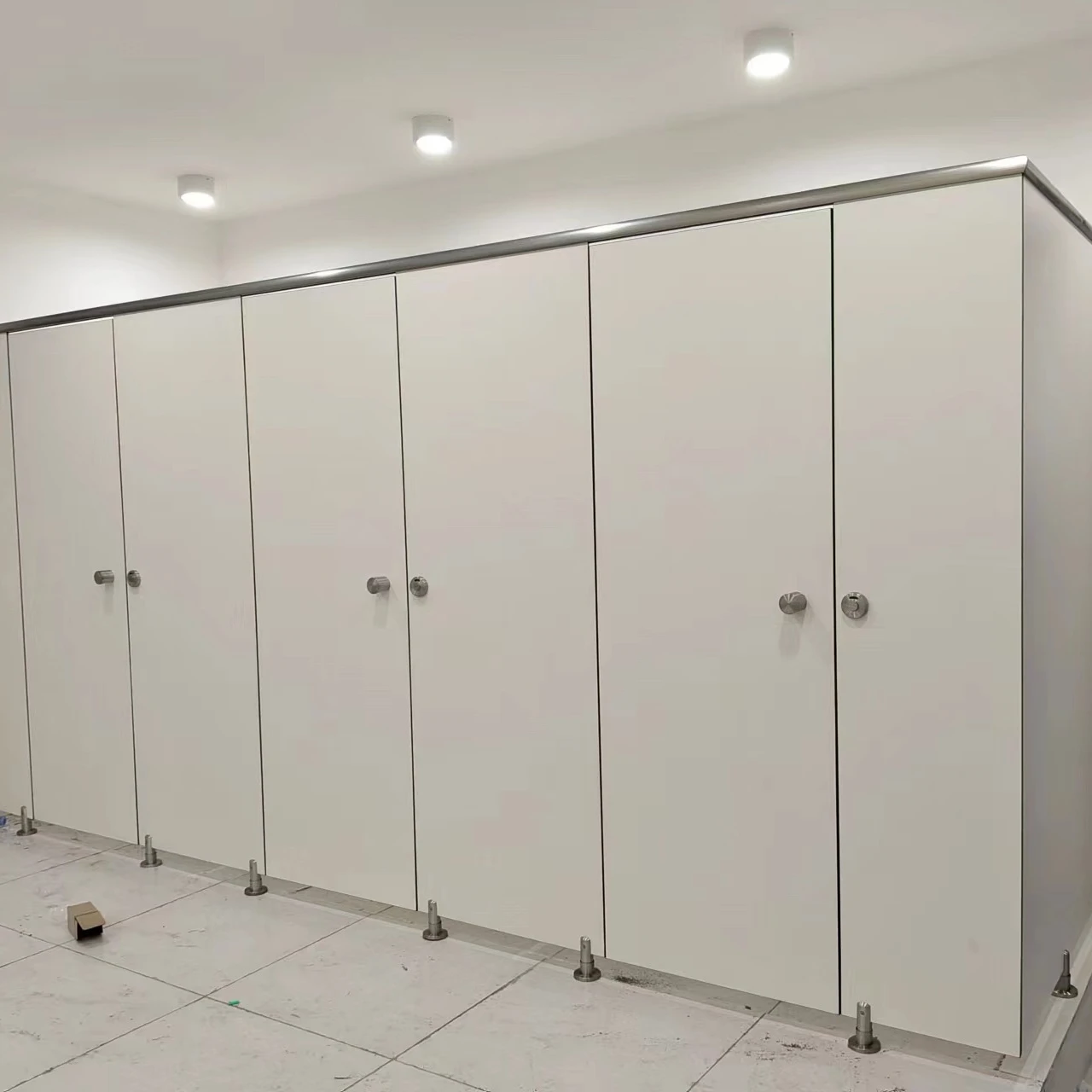 Cubicle/12mm Hpl Toilet Cubicle Partition System Mix Color Modern School Material School Clothes Pvc School Toilet Doors 5 Years