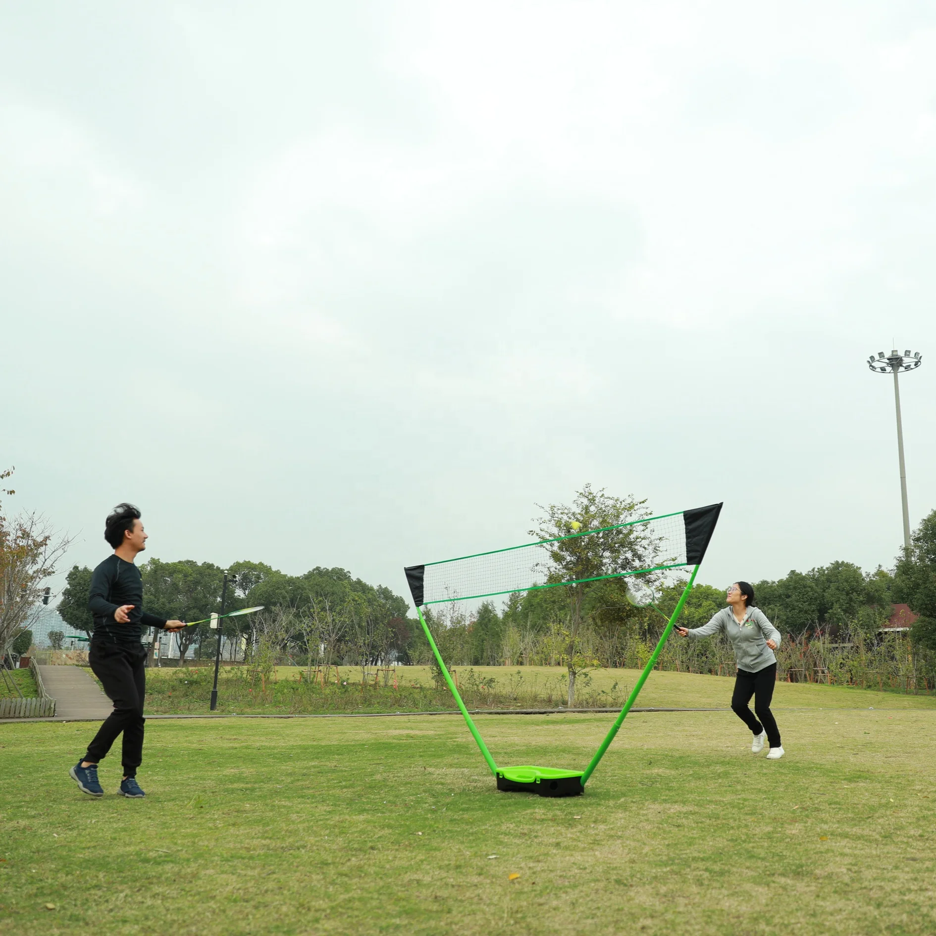 Portable Complete Badminton Set Storage Box Base with 2 Battledores 2 Shuttlecocks for Ball Game