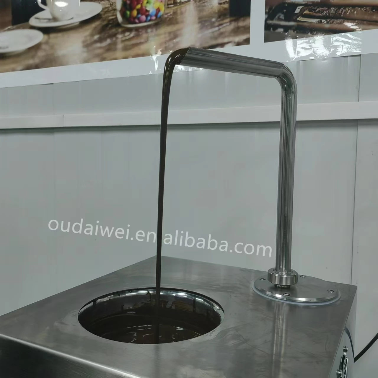 Small automatic chocolate dispenser for melting continuous chocolate return lighter