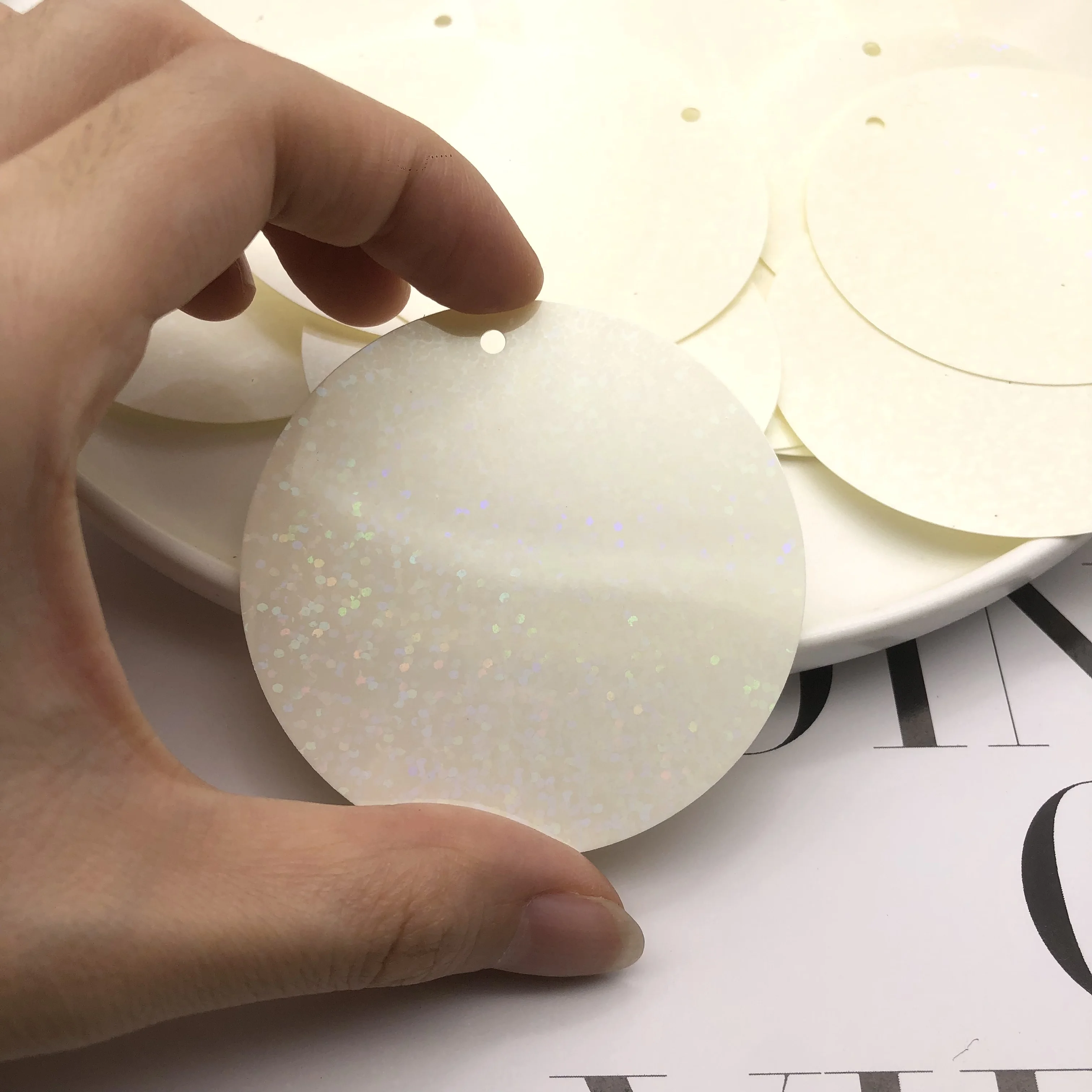 Оптовая продажа ПВХ круглая свободная Лазерная белая большая пайетка 60 мм для аксессуаров одежды