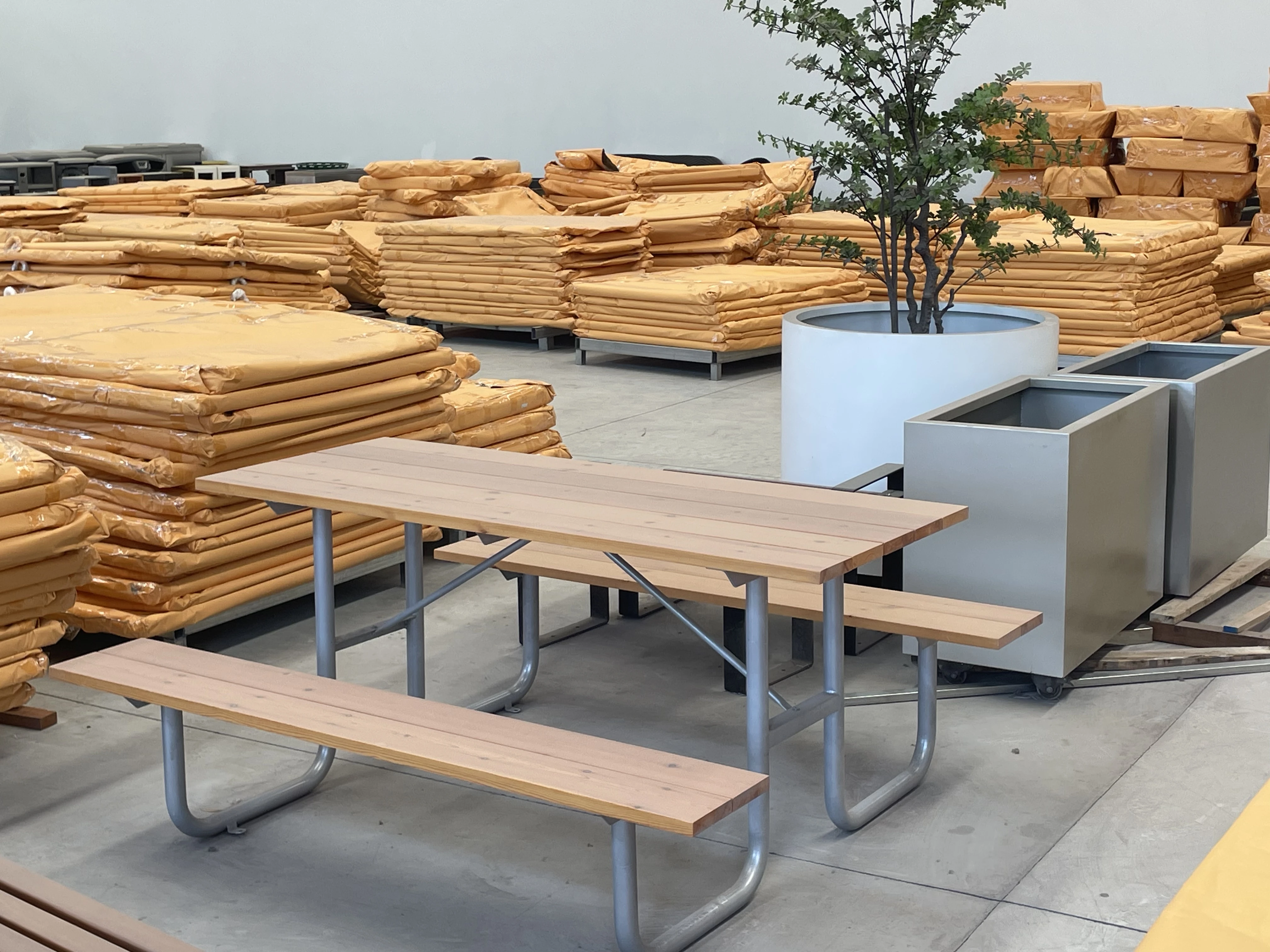 Modern Design Park Wooden Outdoor Picnic Table Bench Garden Furniture Outdoor Dinning Table