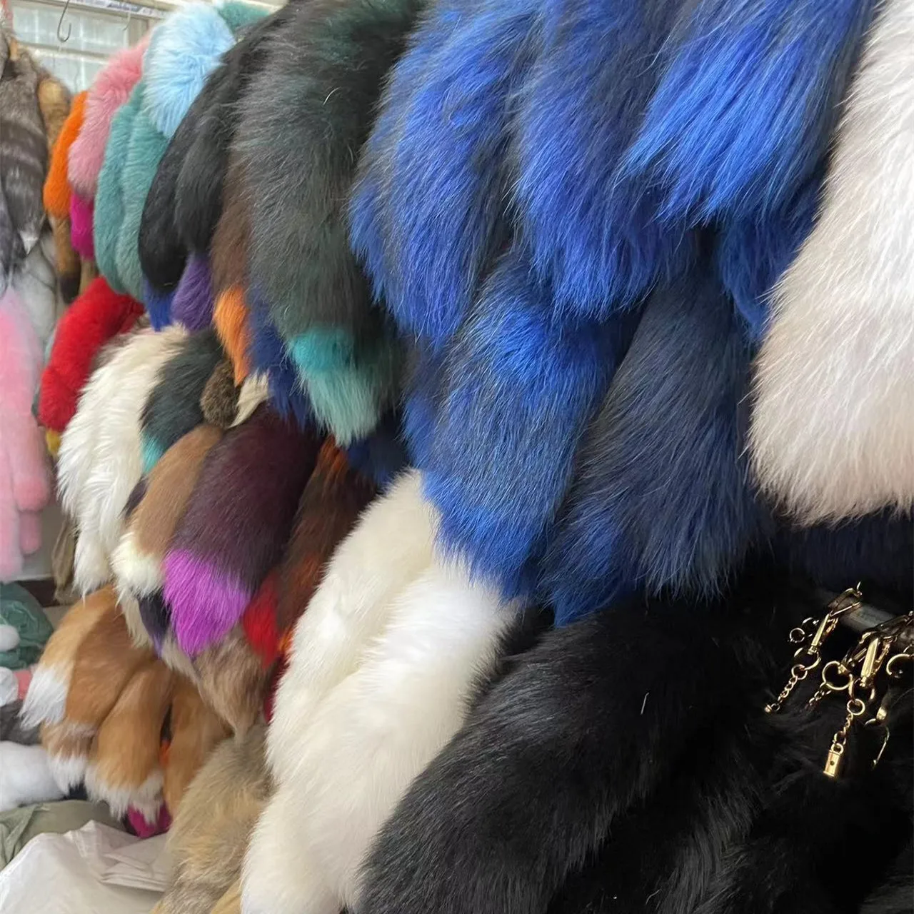 15.75inch Animal Shaggy Fox Fur Tail key Ring Realistic Fox Tail Keychain Decorative Therian Tail for Handbag Backpack Cosplay