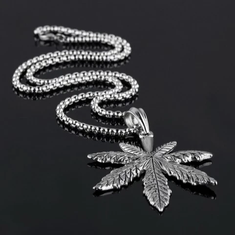 Classic Retro Large Maple Leaf Necklace Pendant Weed Leaf Piece Hip Hop Stainless Steel Jewelry