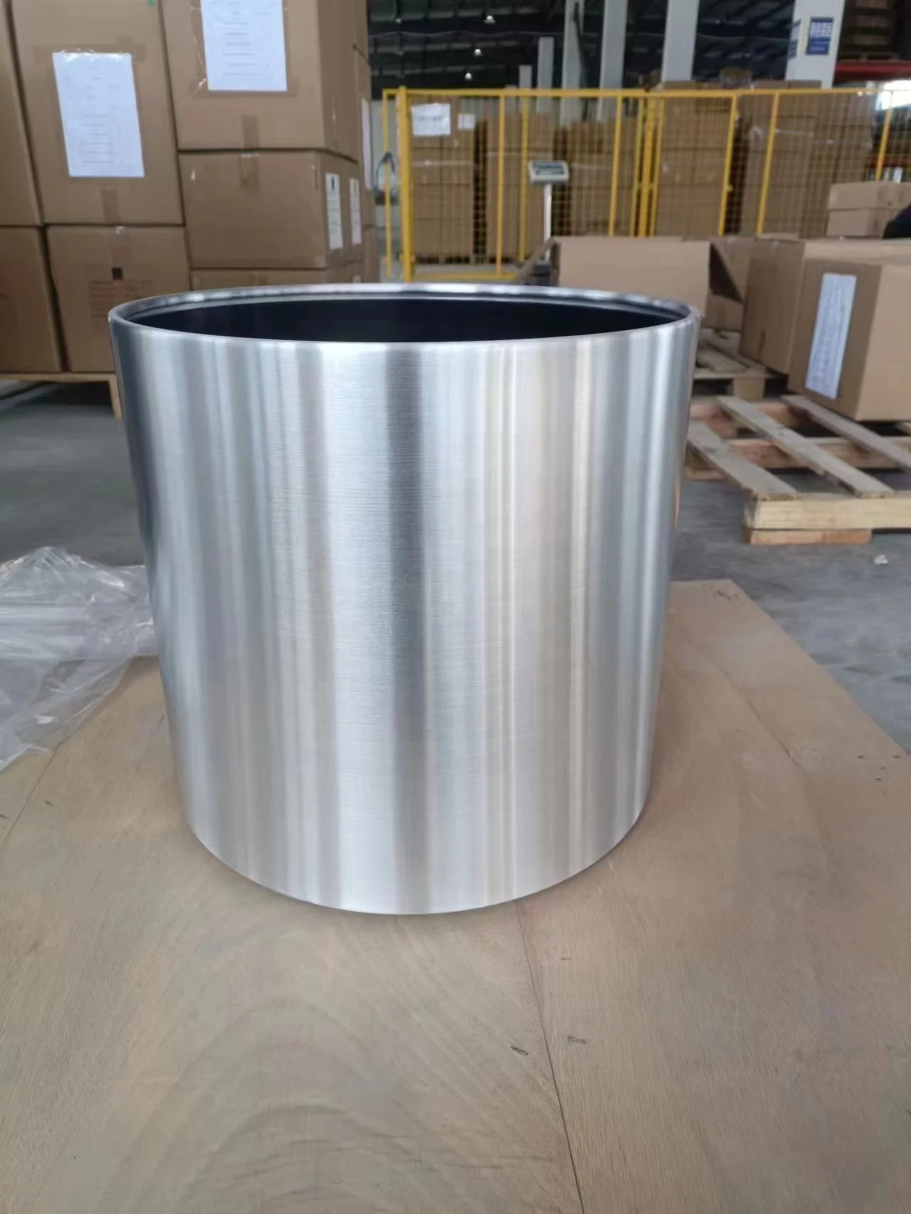 Metal Spinning and Fabrication Floor Big Aluminum Flower Pot/Planters with Wheels and Liner-inquiry