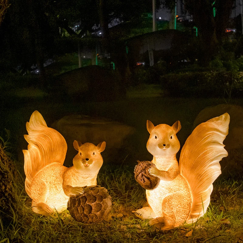 Garden Animals Lights Standing Polyresin Squirrel Lamp with Resin Statue Lamp Sculpture