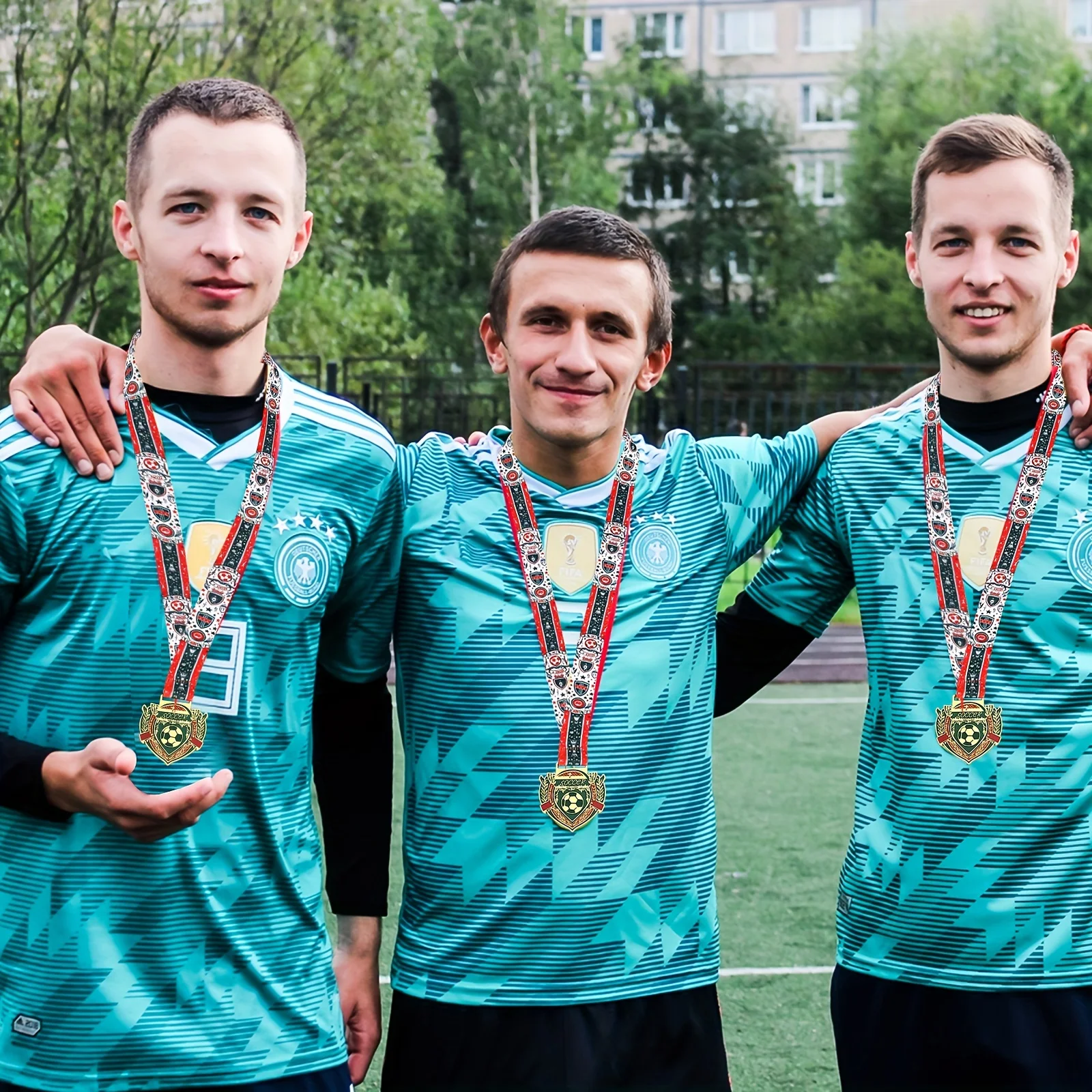 Новый дизайн металлический сплав цинка спортивные золотые медали победителя футбольной команды с лентами