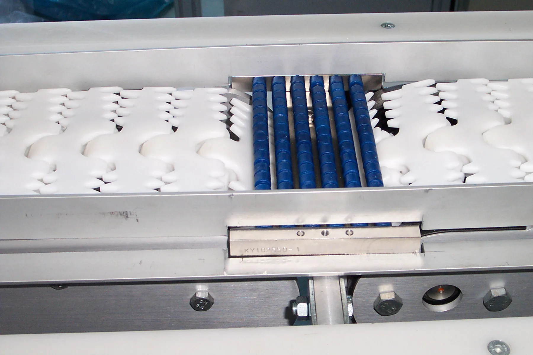 Light aluminum profile toothed chain plate conveyor line for canned transportation