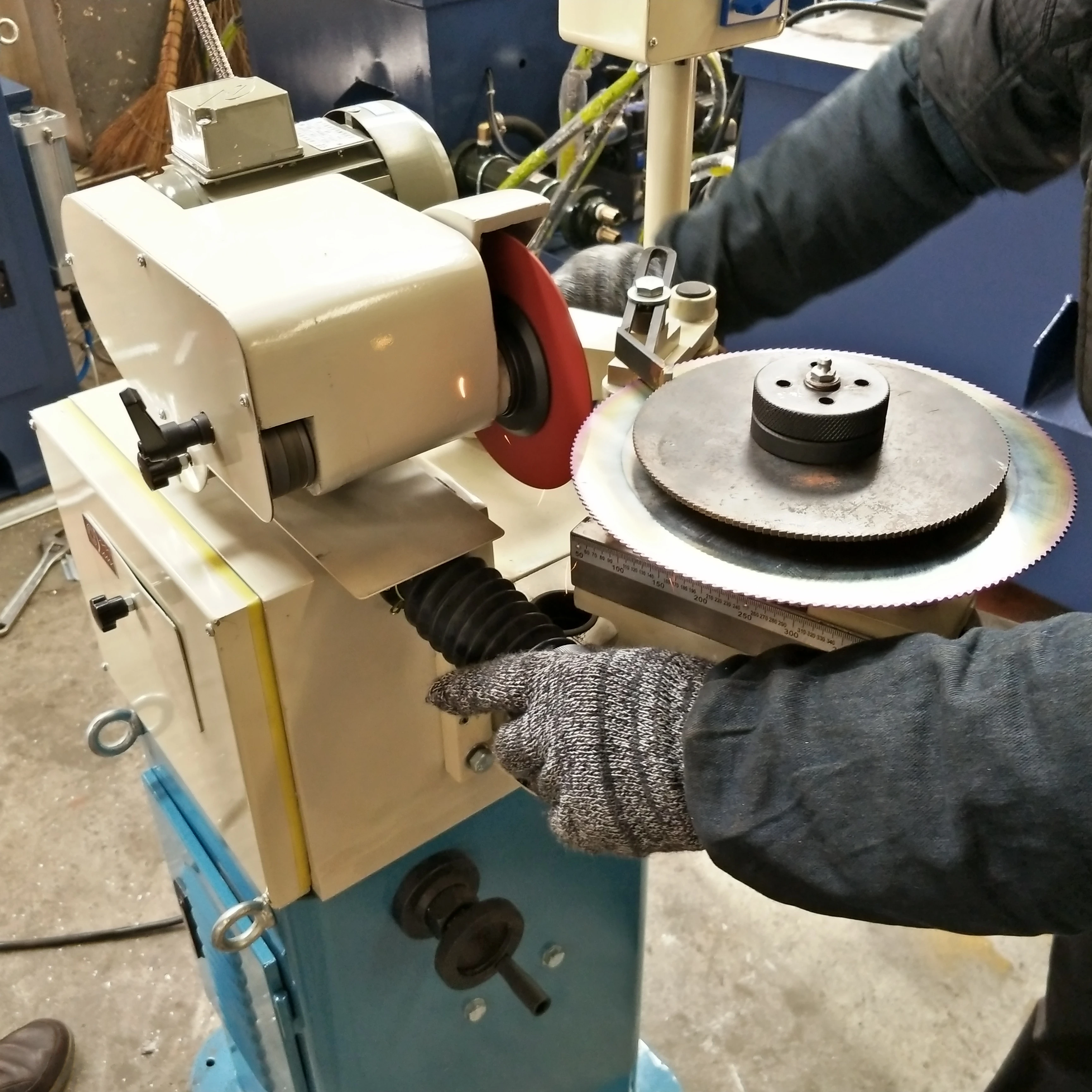 Automatic metal circular band saw blade sharpening machine