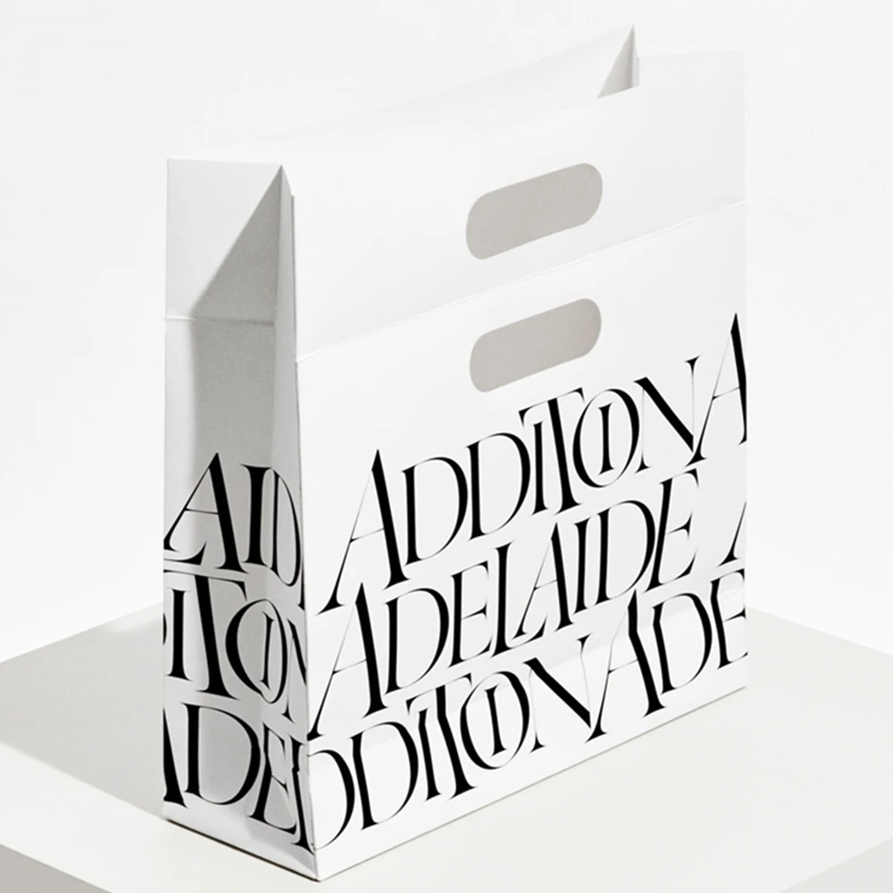 Индивидуальный Логотип, экологически чистый белый бумажный пакет с высеченной ручкой для покупок одежды, бумажный подарочный пакет с принтом