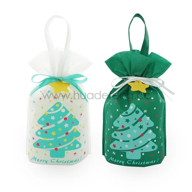 Подарочные сумки из нетканого материала зеленого и белого цвета с ручкой в виде рождественской елки