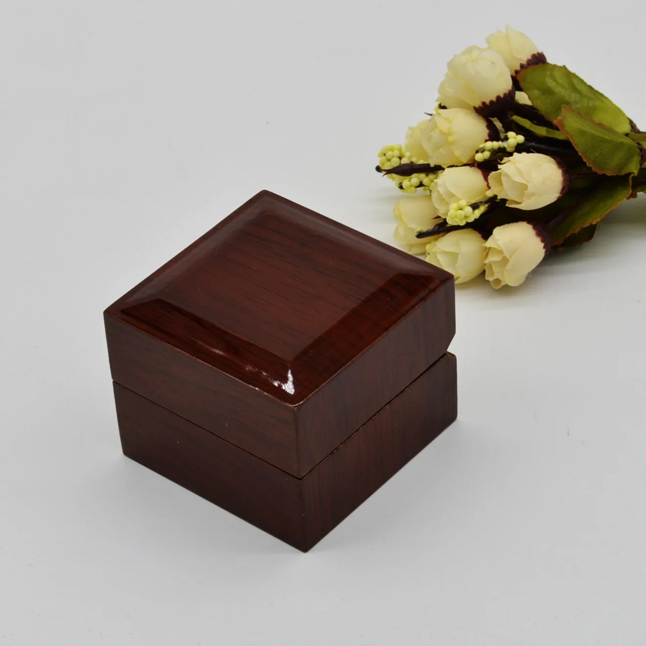 Wholesale bright paint wooden ring jewelry storage high-end jewelry box simple flip-top wooden ring box