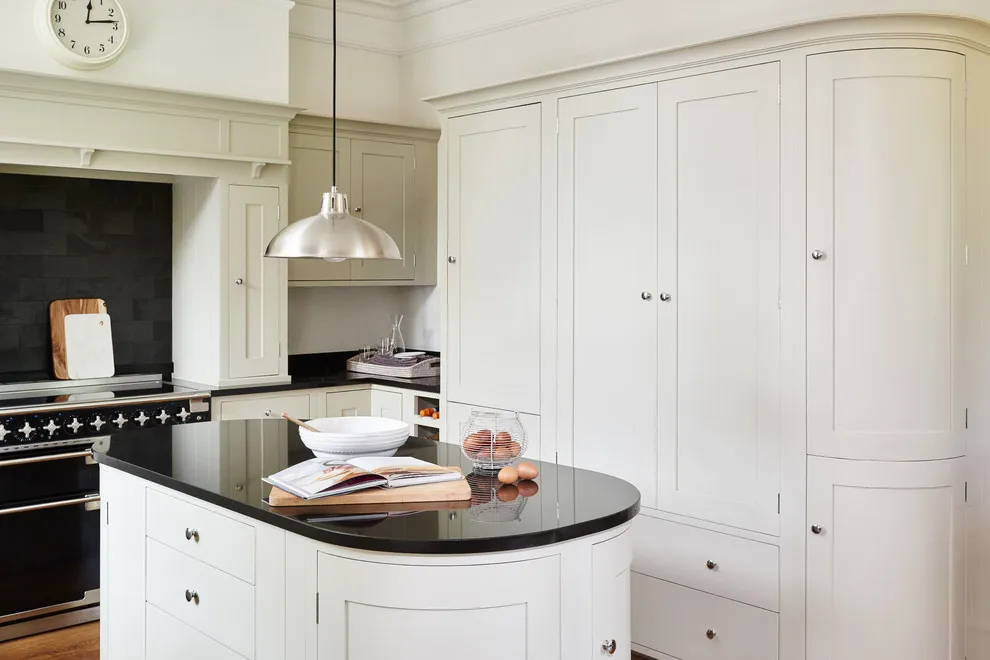 2024 New Trend Product White USA Apartment Solid Wood Shaker Curved Island Kitchen Cabinets