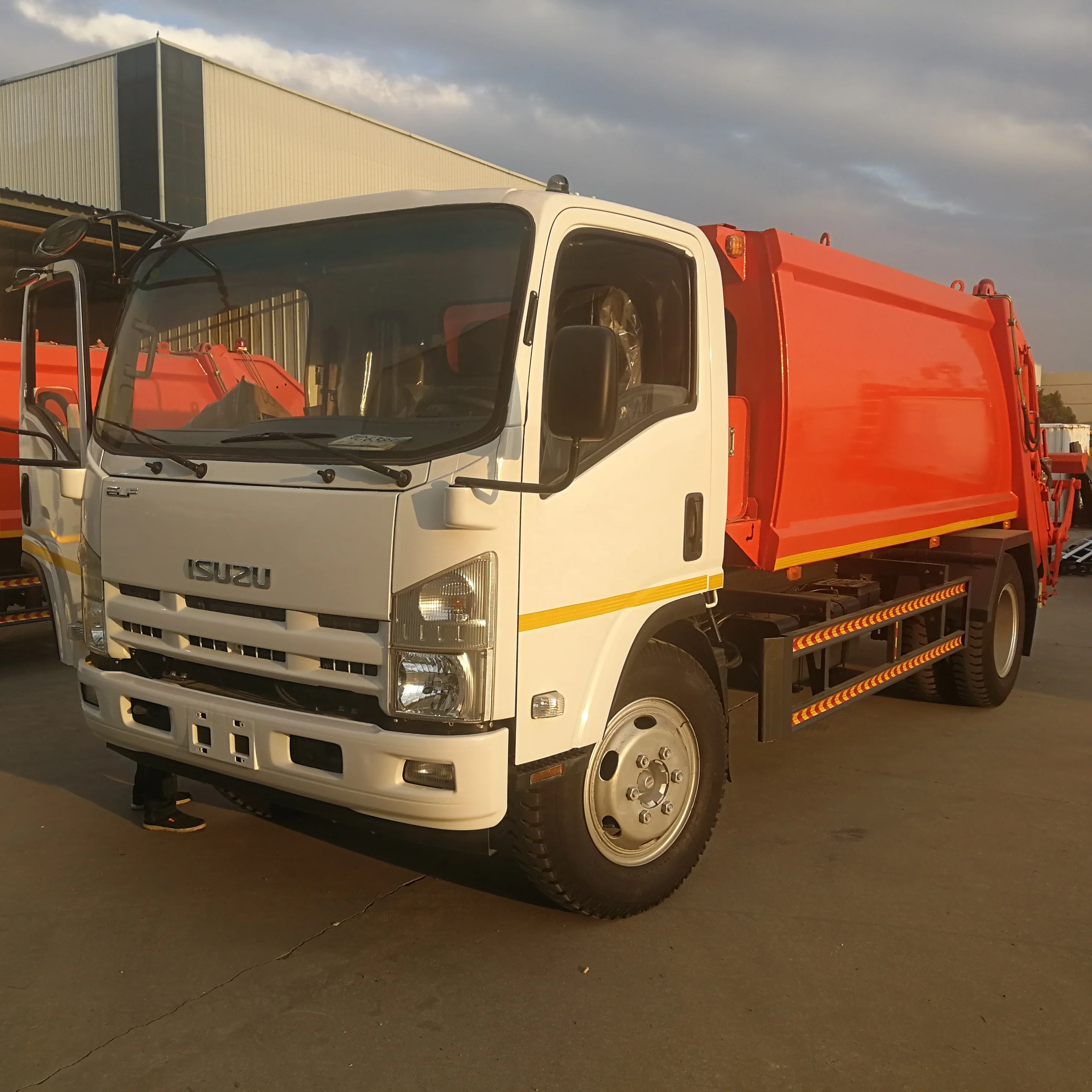 China factory hot sale ISUZU 9 CBM 4x2 Rubbish compression refuse Collector Garbage Compactor Truck  Collect compact Vehicle