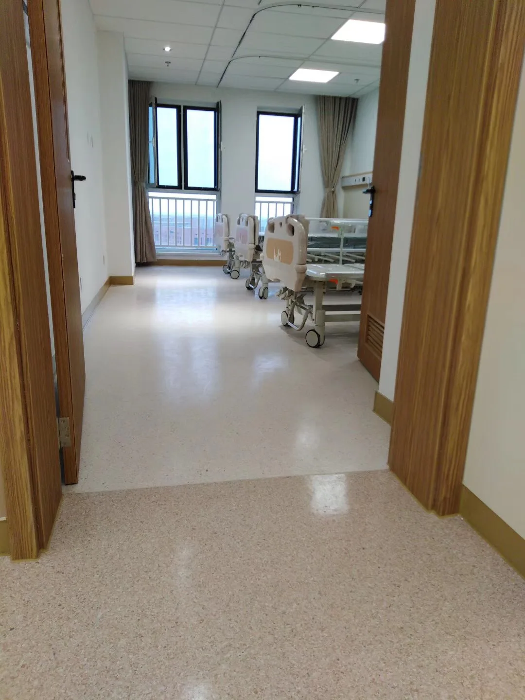 Waterproof medical vinyl flooring Plastic Wood Grain Commercial Vinyl Flooring Carpet Roll Pvc Roll Flooring