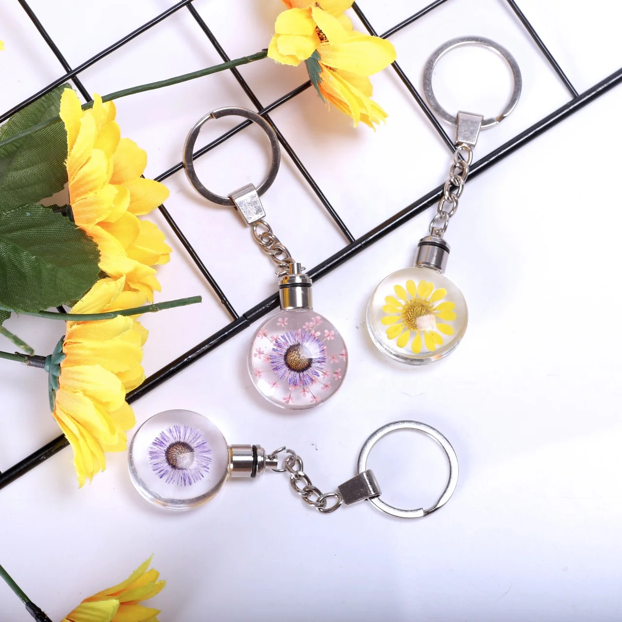 
Hot Selling Transparent Glass Dried Flower Crystal Car Key Chains 