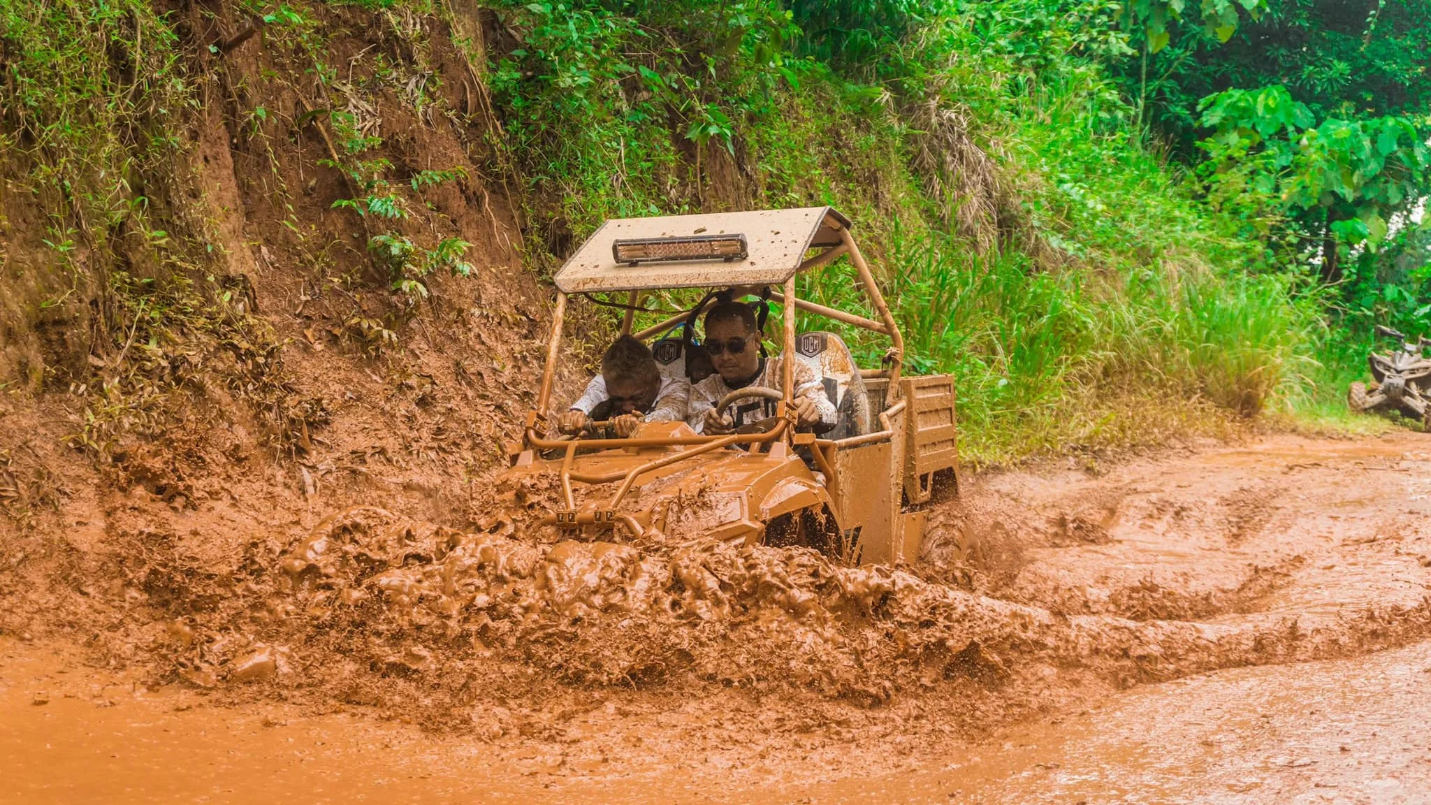 Chinese Farm UTV 400cc 4x4  shaft  drive  farming dune buggy with big cargo box load capacity 400 KG, hydraulic dumper, EPA/CE