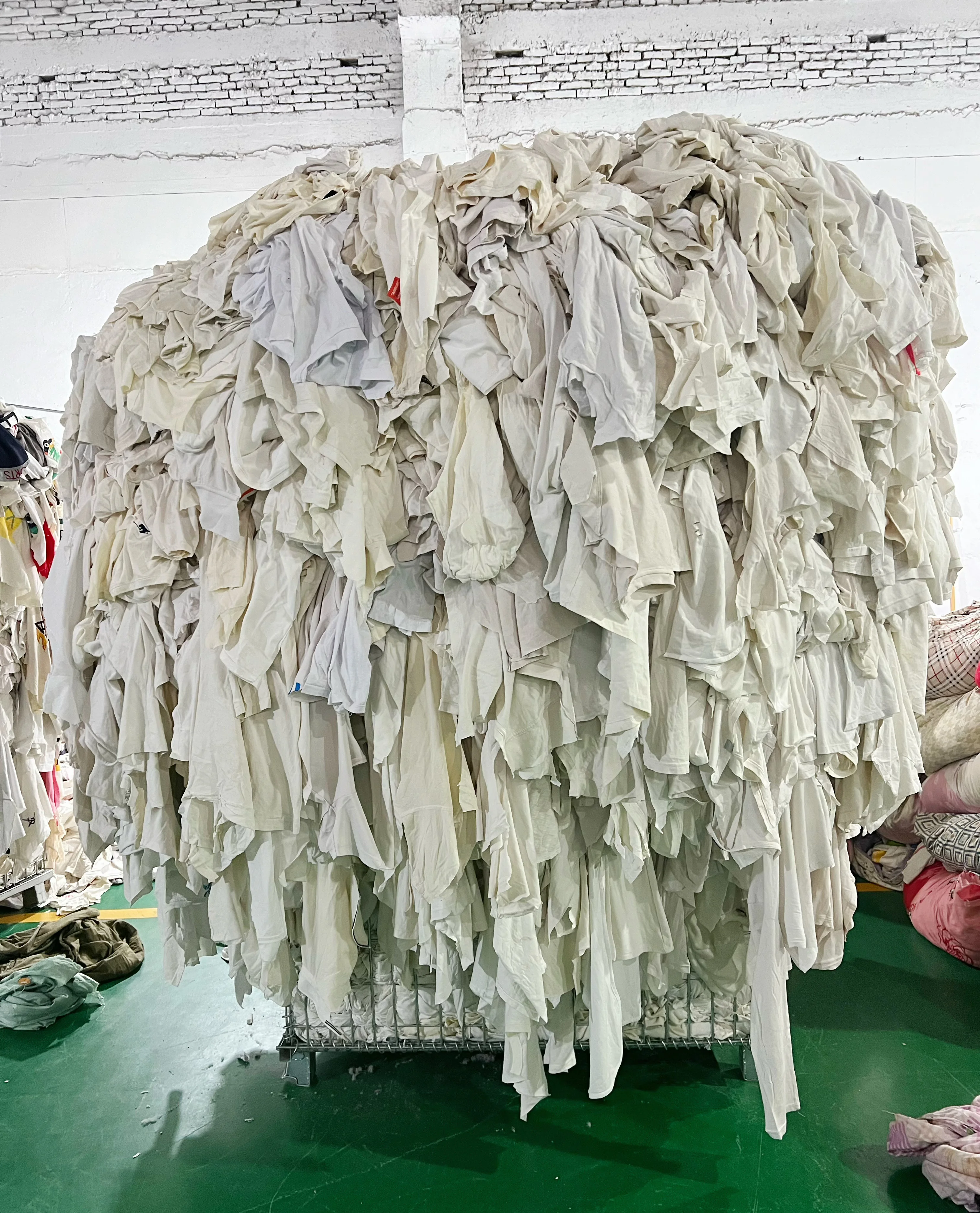Cutting from Used Clothes into Pieces White T-shirt Cotton Rags Industrial Cleaning Rags for Cleaning