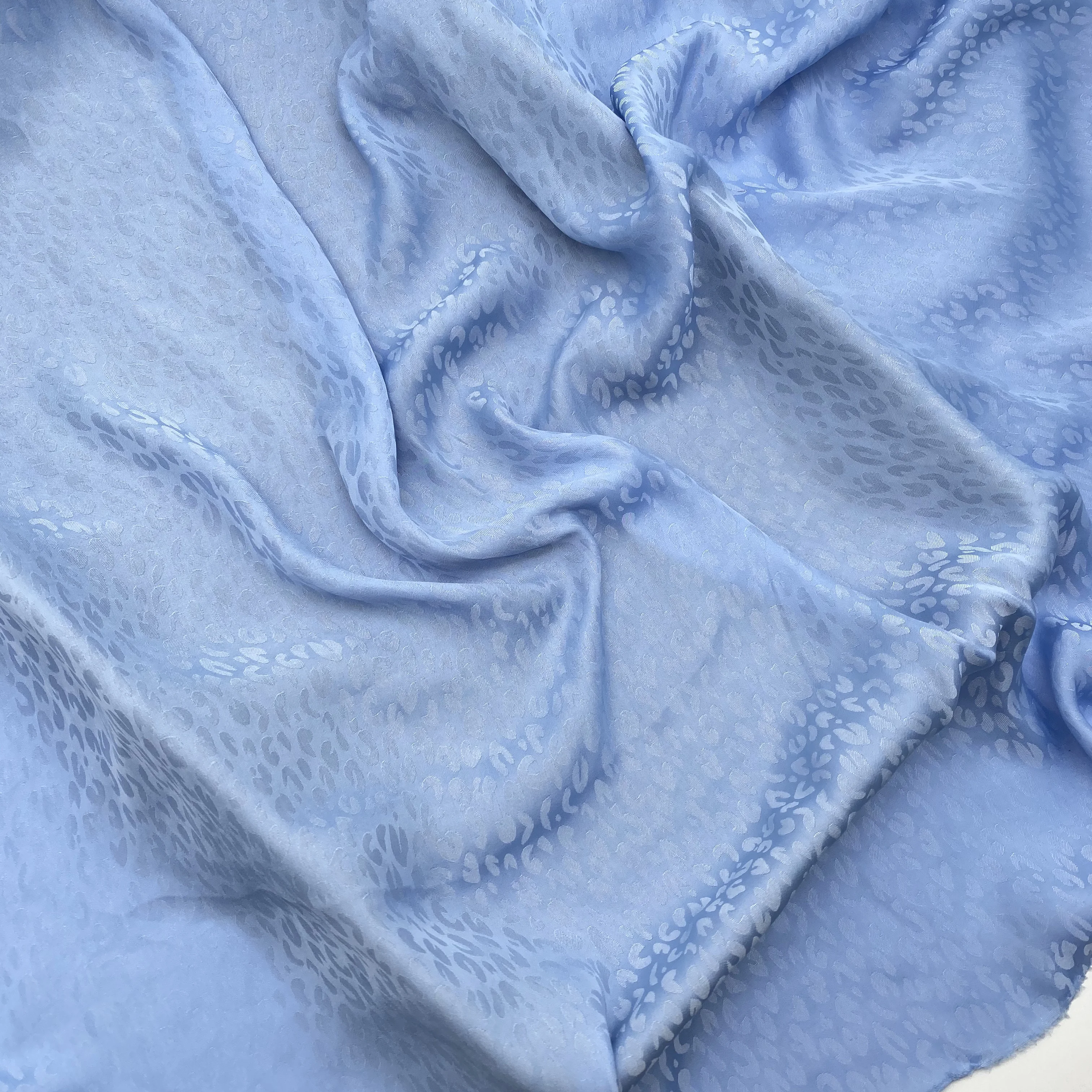 Супермягкая ткань для одежды из 100% полиэстера, оптовая продажа, жаккардовые атласные ткани с леопардовым принтом для сна