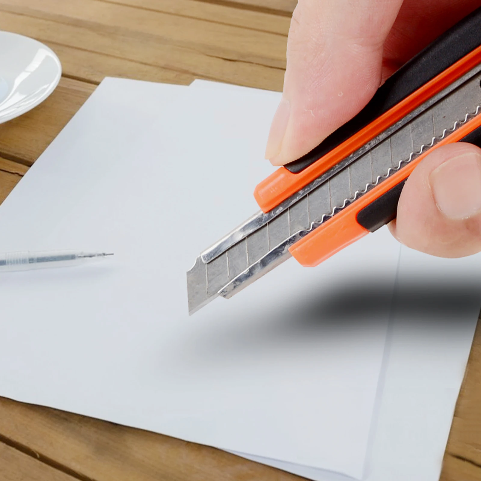 SHIND 37556 Snap-Off Blade Knife Blades 9mm*13 SK5 Carbon Tool Steel And Auto-locking Blade Optimized Ergonomic Bi-material Grip