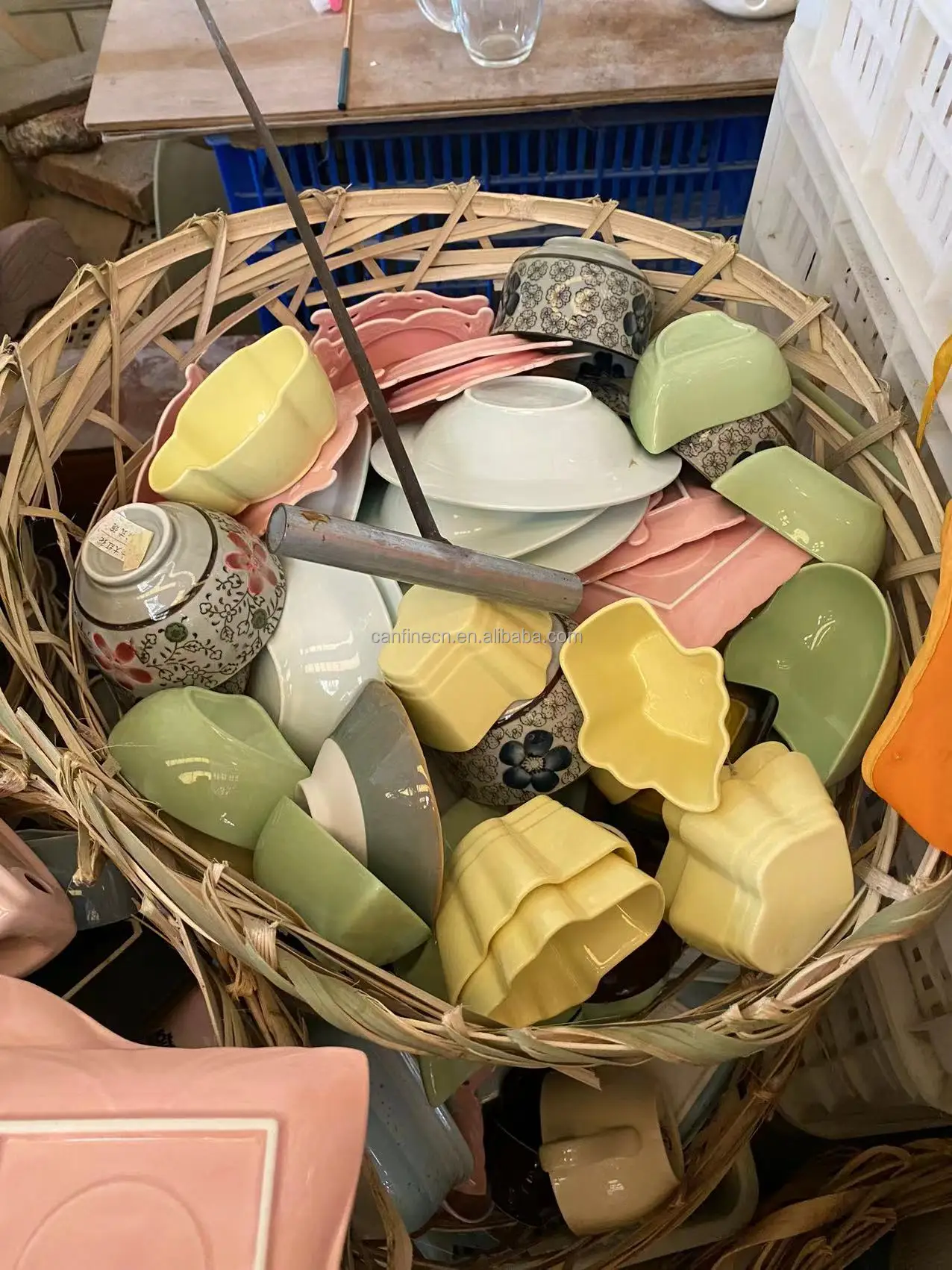 Factory wholesale low-price colored glazed ceramic bowls sold by ton