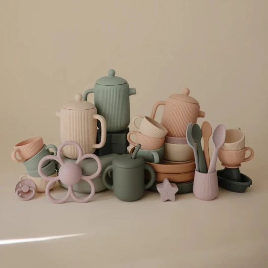 2024 силиконовый чайный игровой набор без BPA чайник со съемной крышкой и три соответствующих чайных чашки