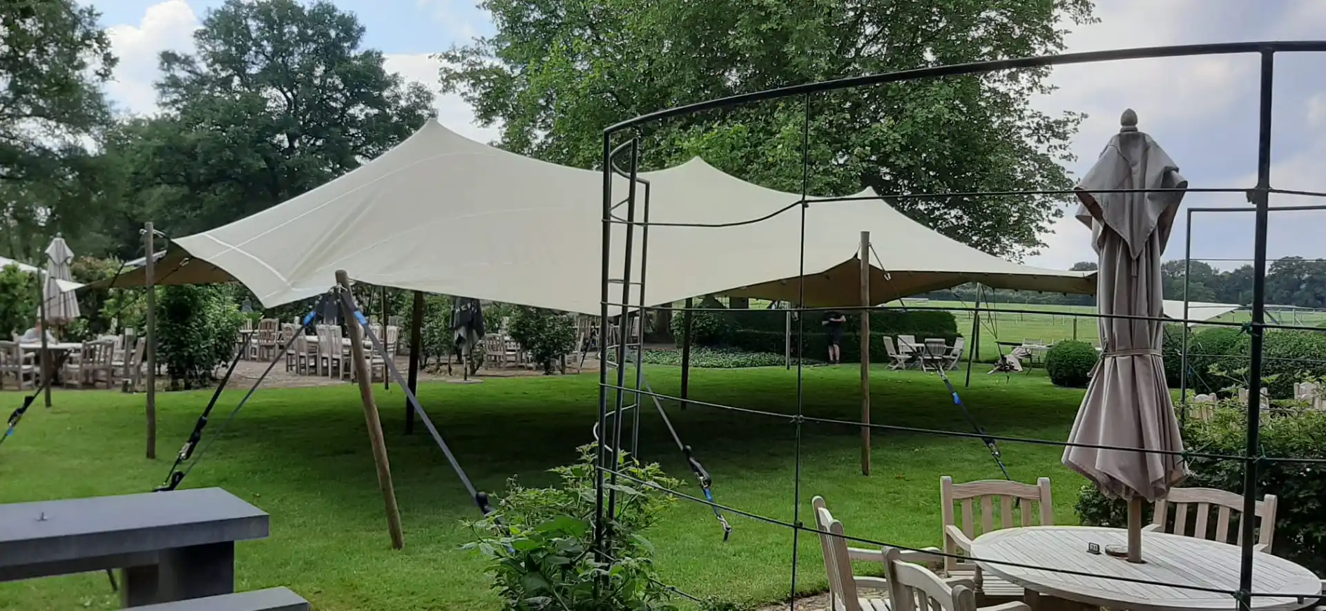 100% водонепроницаемая растягивающаяся палатка песочного цвета используемая для разделения свадьбы