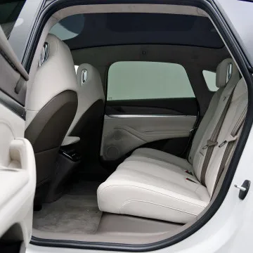 ZHIJI L7 pure electrical car  with left hand drive and endurance mileage of 615 km