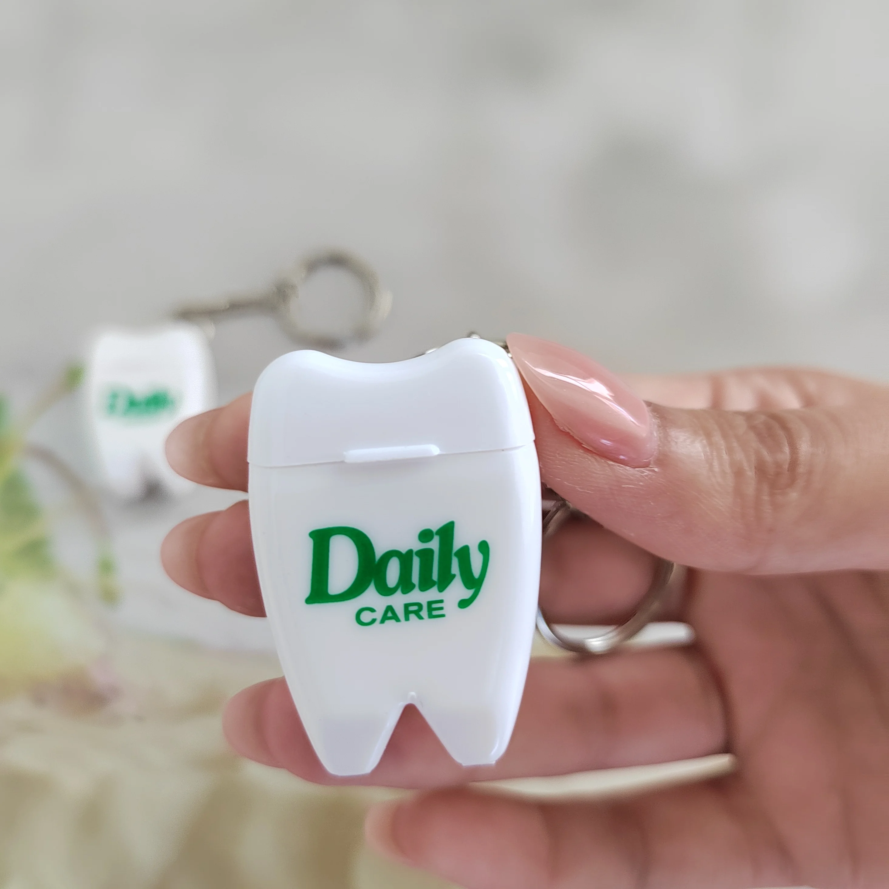 Dailycare Nylon Dental Floss in Tooth-Shaped Box Mint Flavored Oral Care with Optional Keychain Private Label Daily Use