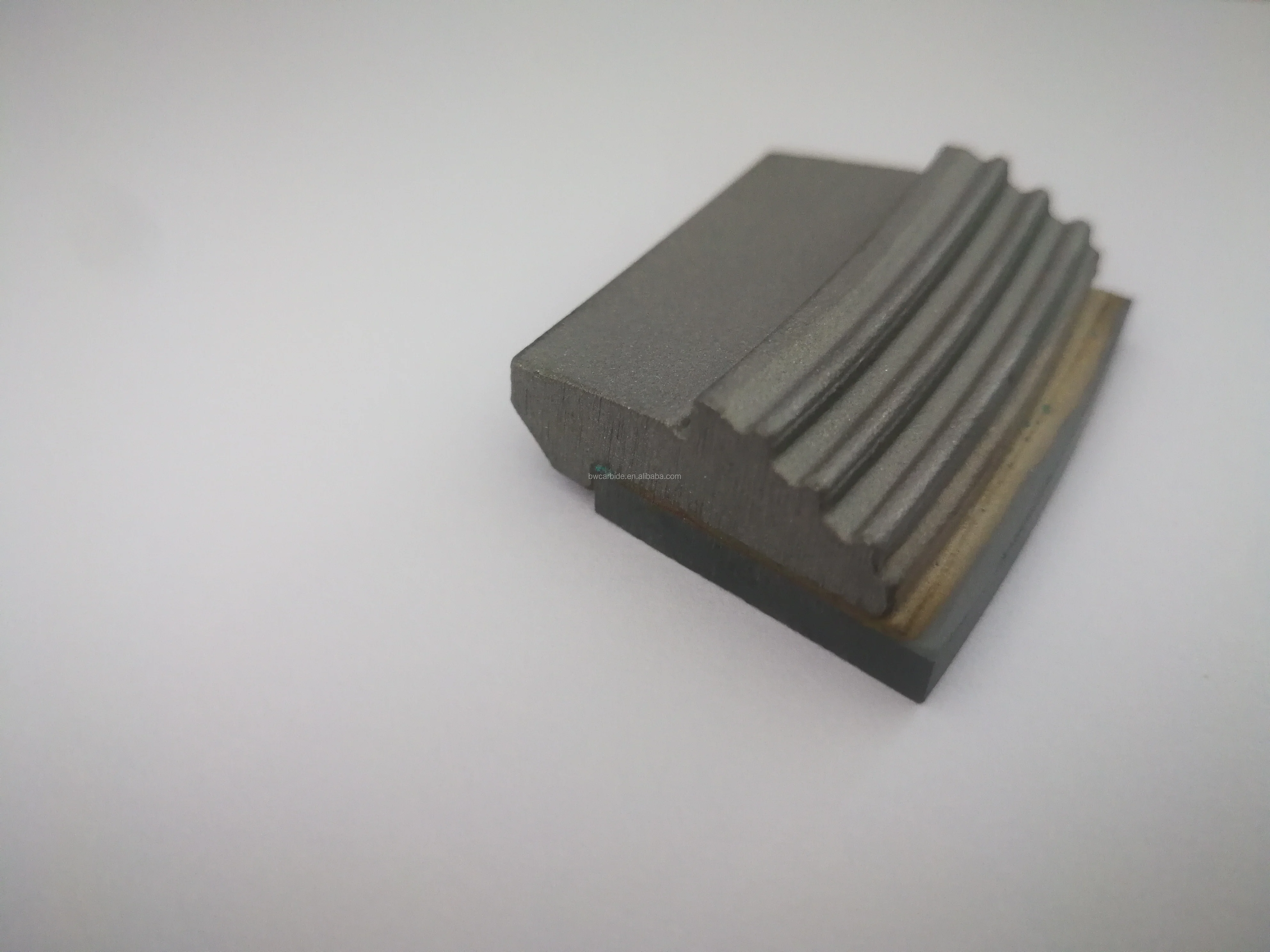 Decanter centrifuge wear tiles with good wear resistance