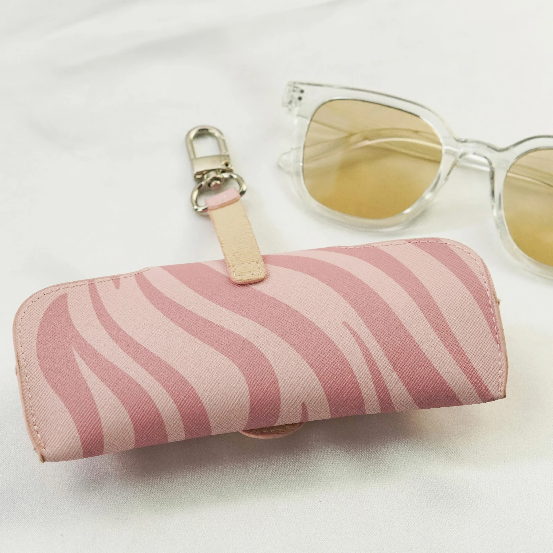 Custom Portable Handmade PU Leather Glasses Bag with Lanyard Hanging Sunglasses Pouch Simple Sunglasses Case