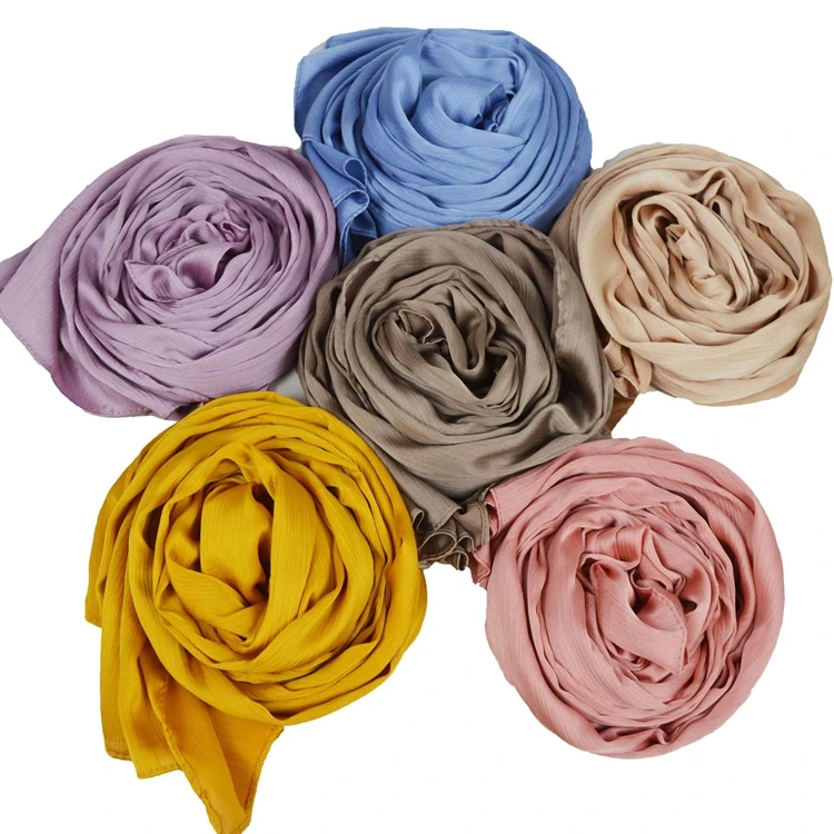 Атласный длинный монохромный шелковый шарф с помятыми жемчужинами и оборками