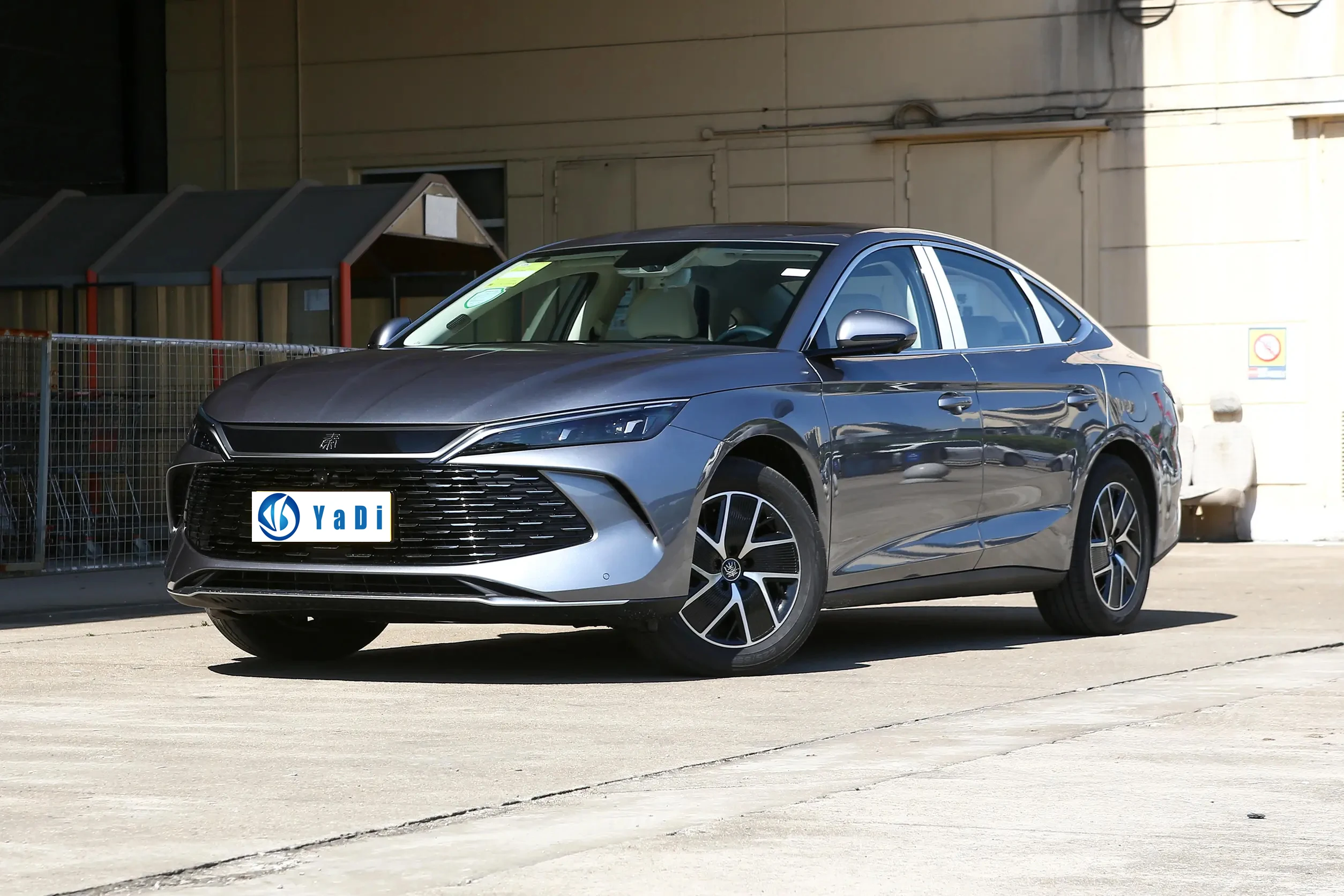 BYD Qin L DMI Супер низкая цена супер большой дальности 2100 км + 1 5 л 101HP L4 подключаемый Гибридный китайский электромобиль новой энергии