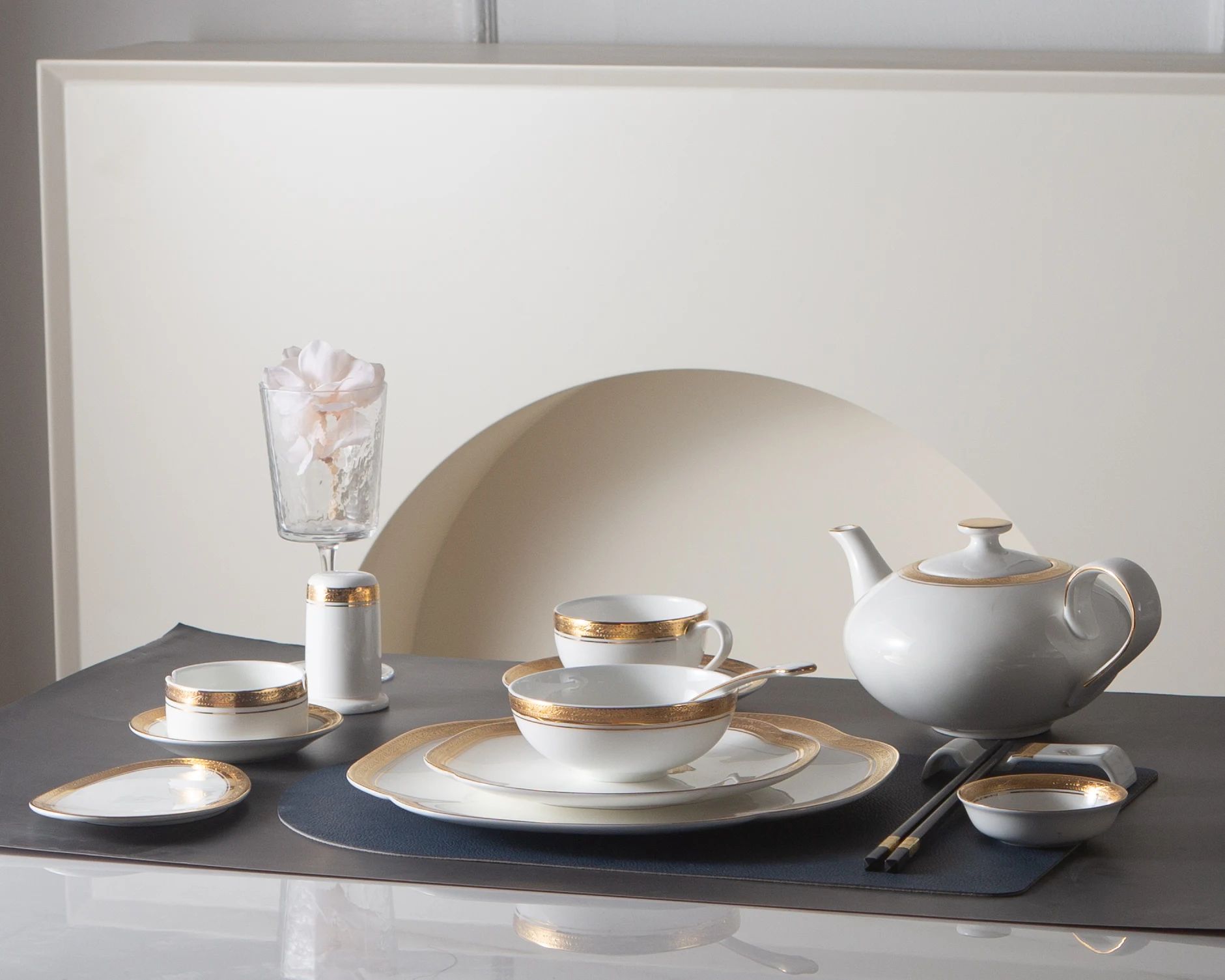 Wholesale luxurious matte relief dinner plate Bone China Luxury banquet plate gold inlay wedding ceramic plate