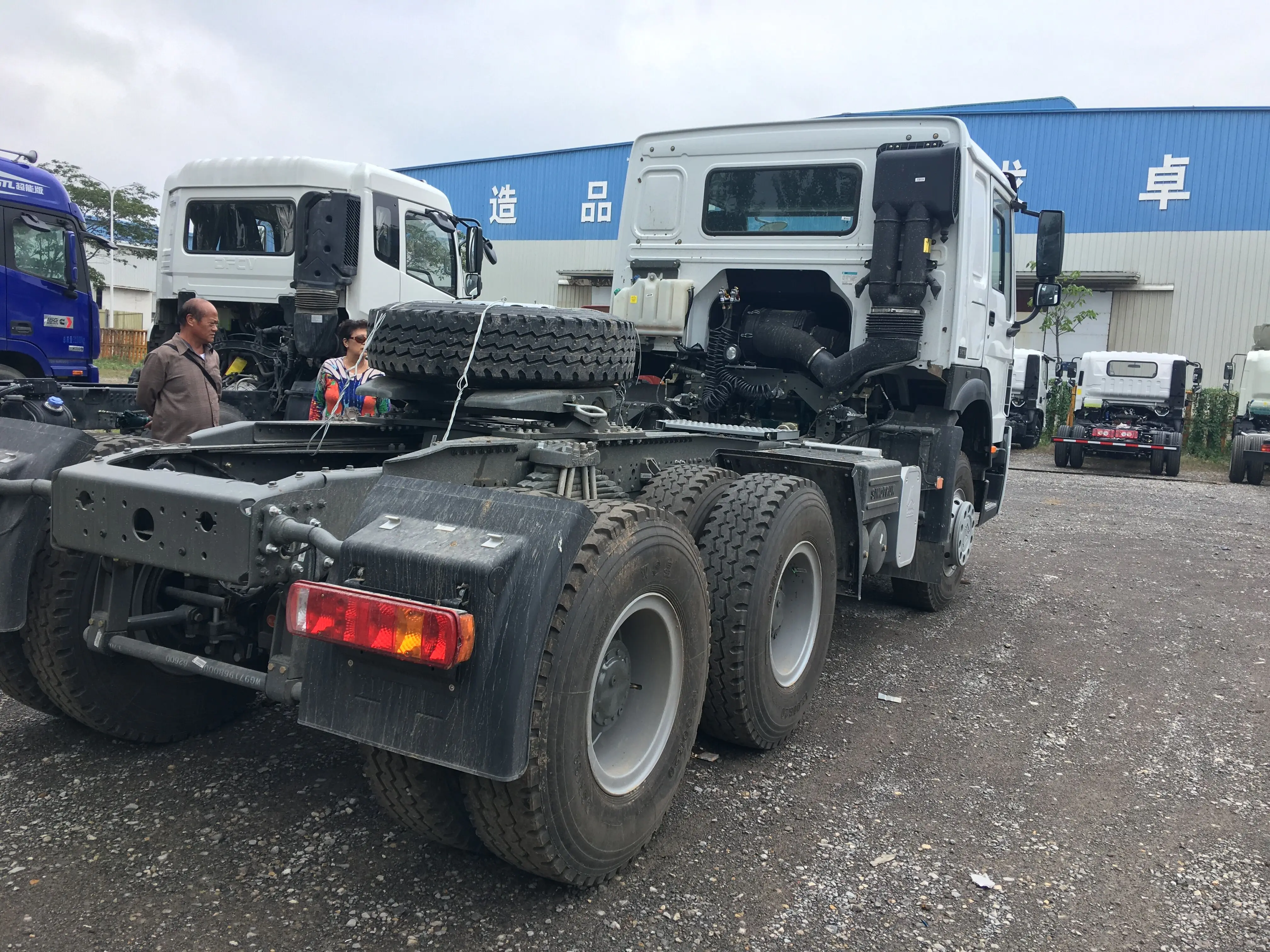 Sinotruck 6X4 6x2 6x6 Howo Used Tractor Trailer Truck Head Truck 336 371 420 Hp Nude Diesel Engine Packing Gross Wheel Color Cab