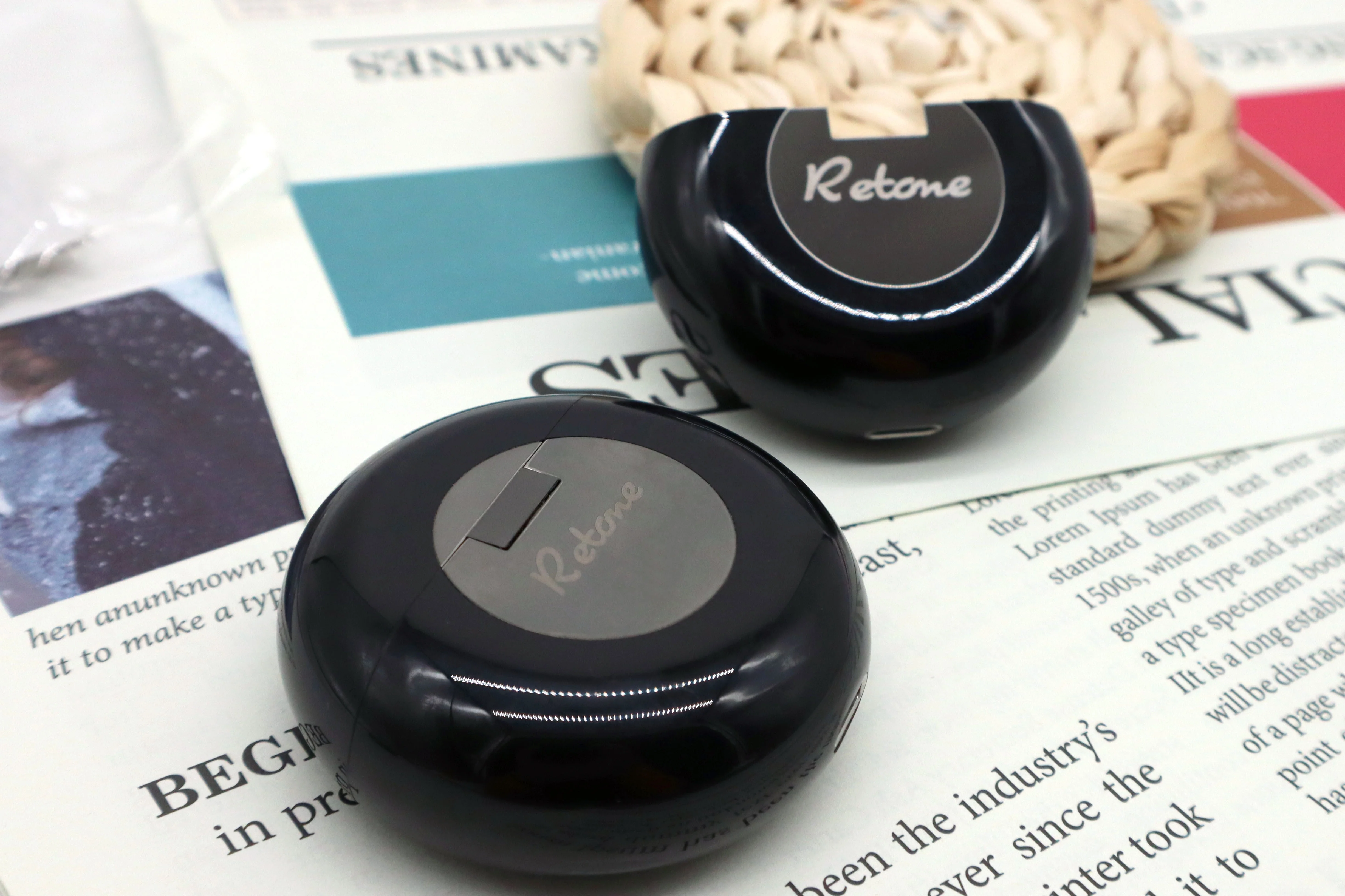 Smallest hearing aids New rechargeable hearing amplifier complete in ear