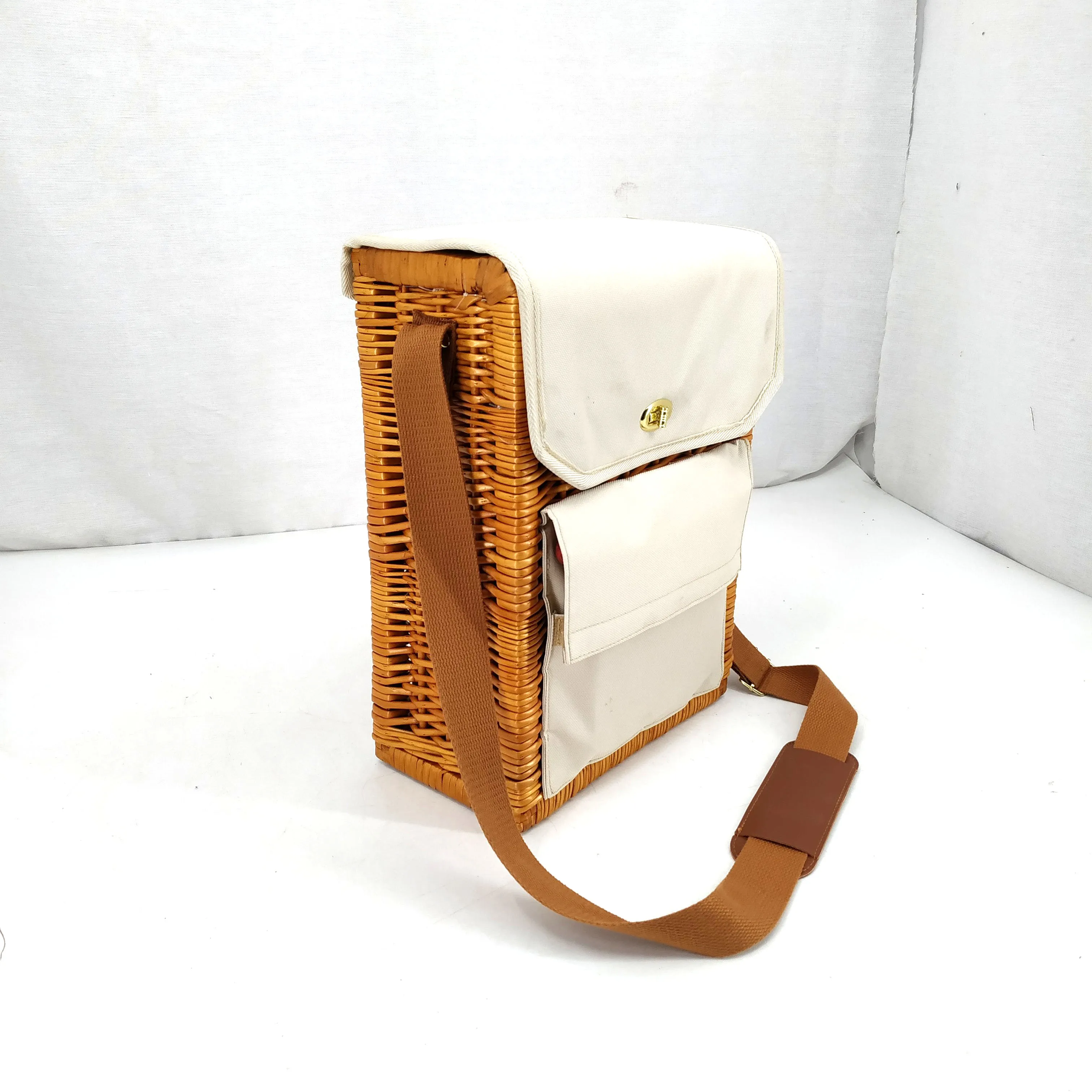 Wholesale wicker leather food and fruit storage 2 wicker bottle rack picnic basket with liner shoulder strap