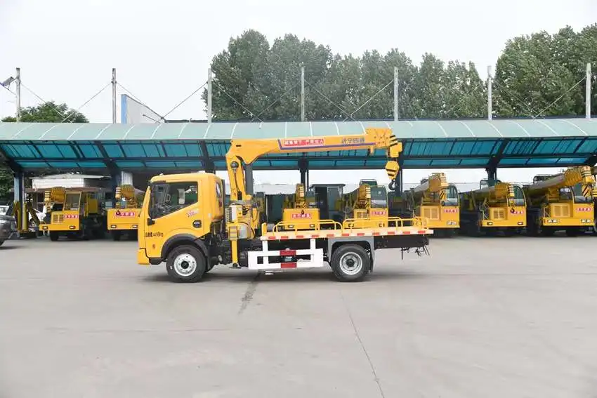 Mini Dongfeng 5 Ton Outrigger Truck Mounted Crane New 10 Ton Hydraulic Cylinder Weichai Liyuan Pump Mobile Crane Hino Motor