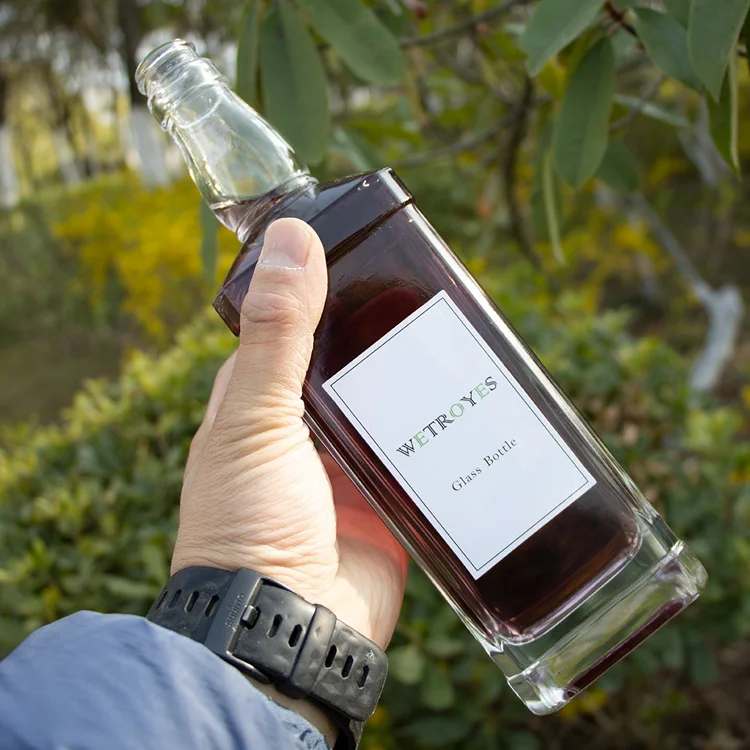 Square 650ml Glass Liquor Bottle with Screw Cap for Vodka Gin Whisky Tequila