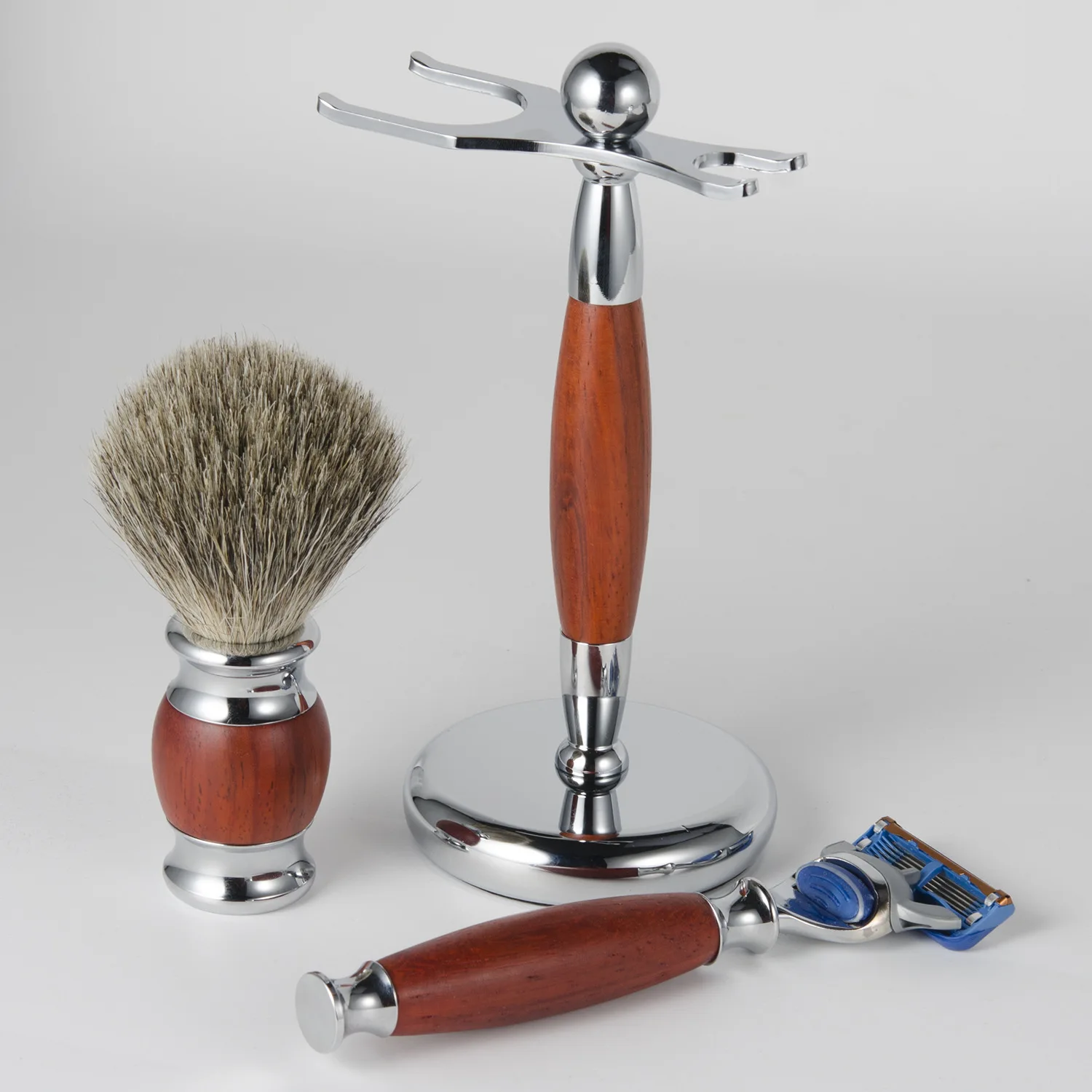 Роскошный мужской набор для бритья включает щетку для бритья из розового дерева, ручную безопасную бритву и бритвенную подставку