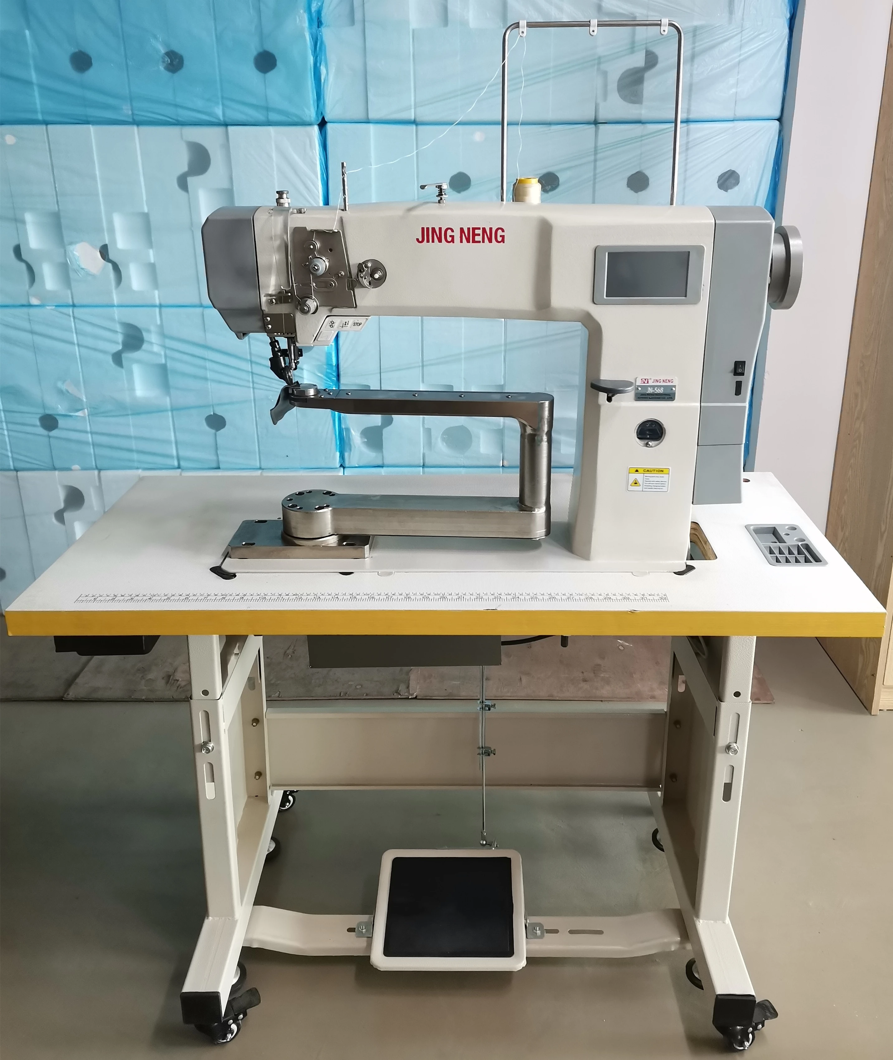 Stepper Motor Heavy Duty Computer Sewing Machine 360 Degree Rotating Roller Feed Sewing Machine