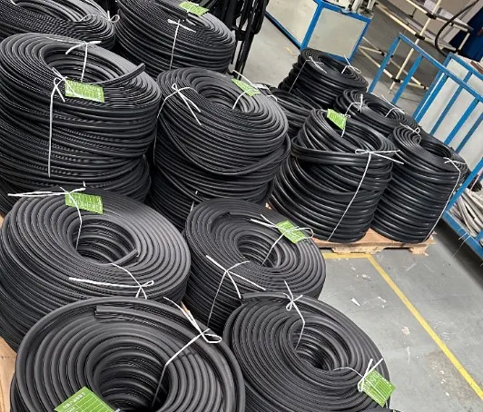 Supply various specifications of rubber sealing strips, EPDM extruded rubber strips, EPDM sealing strips