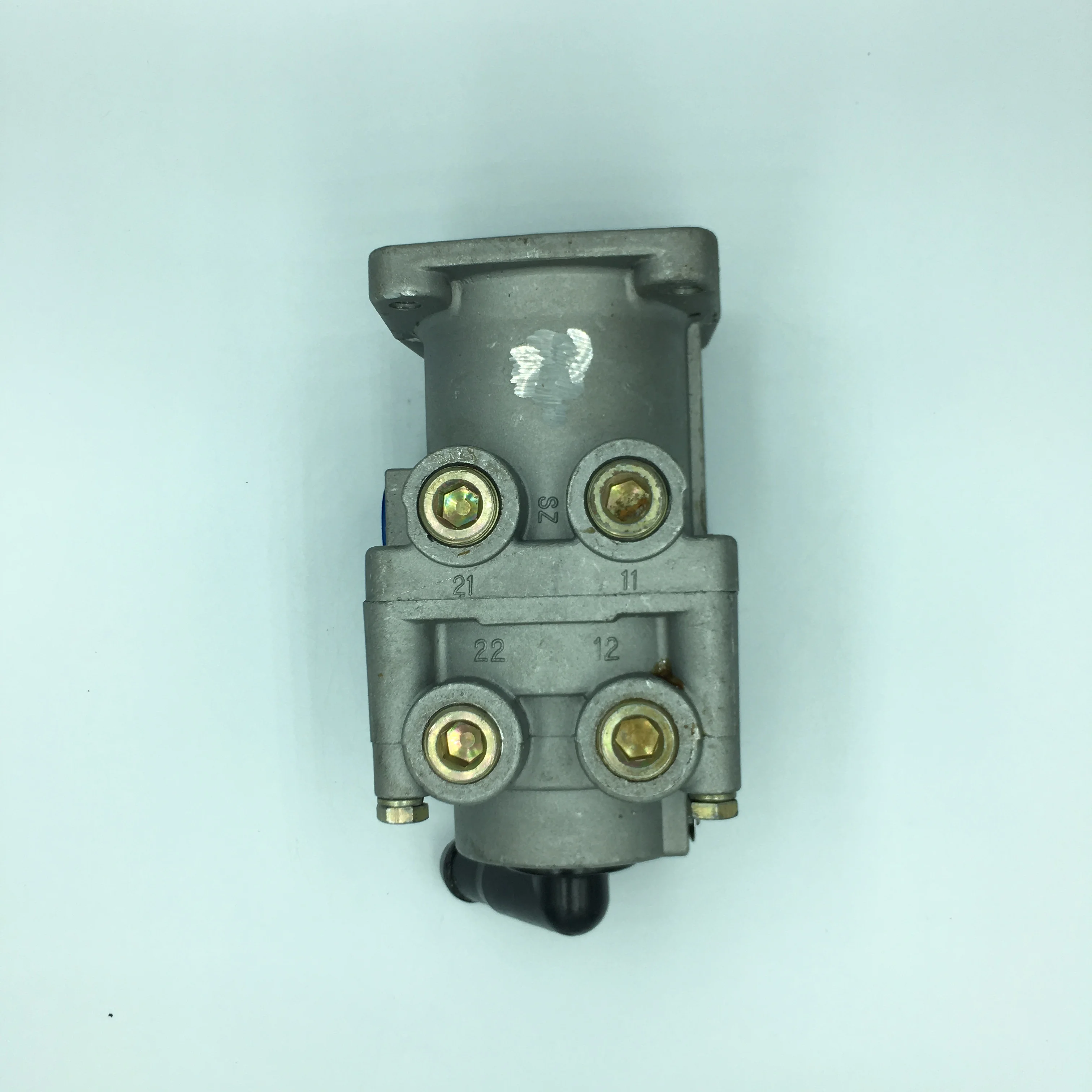 Manufacturer sales of high quality two - chamber brake valve and brake total cylinder for YUEJIN