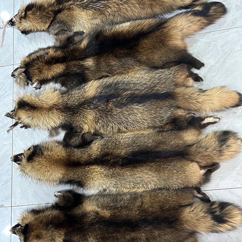 Factory Price High-quality Real Tanned Blue Accessories in Stock for Coat Fox Fur Raw Long Hair Raccoon Fur Skin Carton Natural